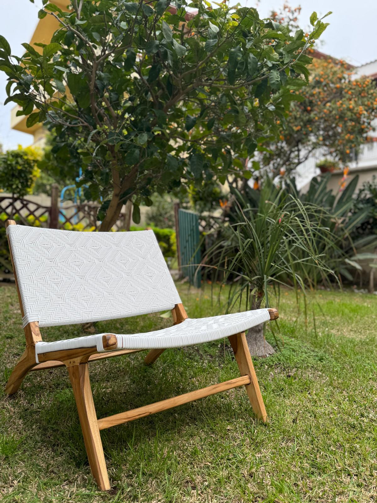 Arredo esterno con poltroncine, lanterne e piante su terrazza