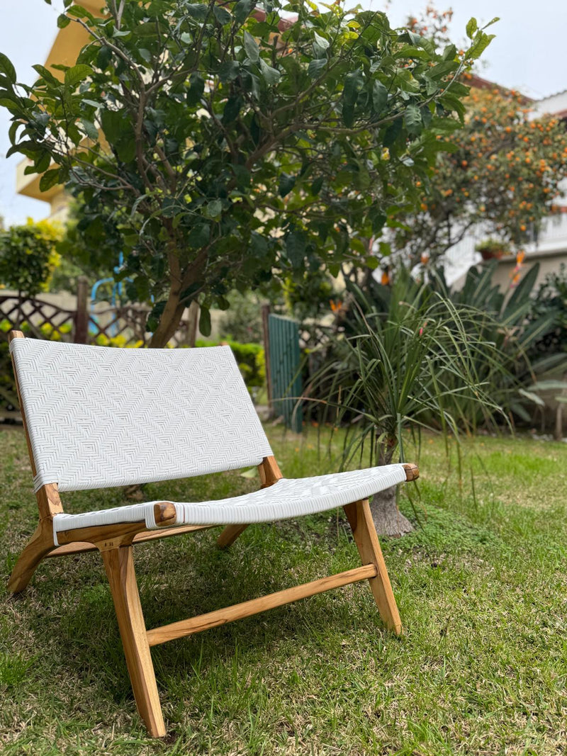 Arredo esterno con poltroncine, lanterne e piante su terrazza