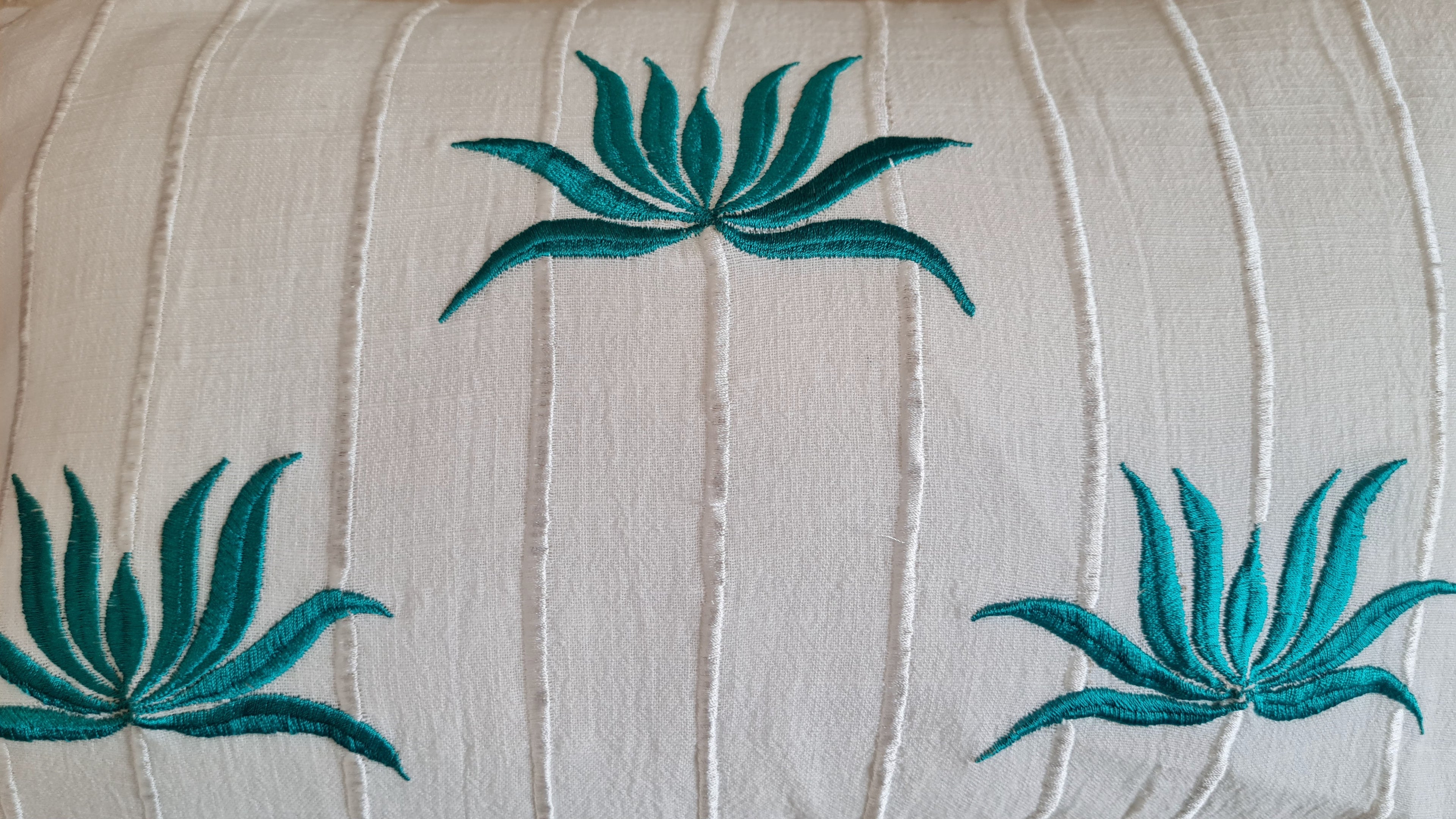 cuscino quadrato bianco fiori di loto tiffany green
