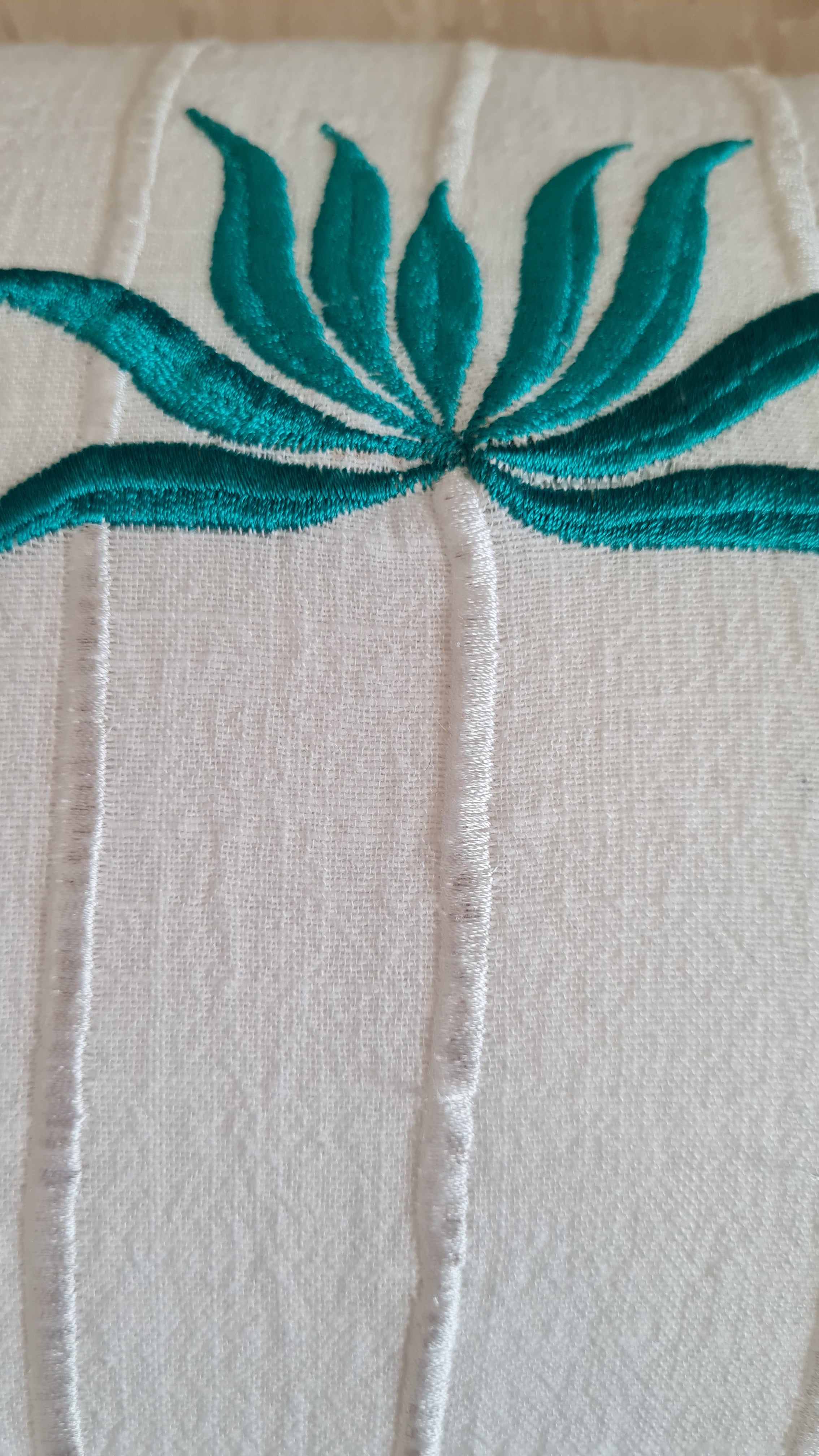 cuscino quadrato bianco fiori di loto tiffany green