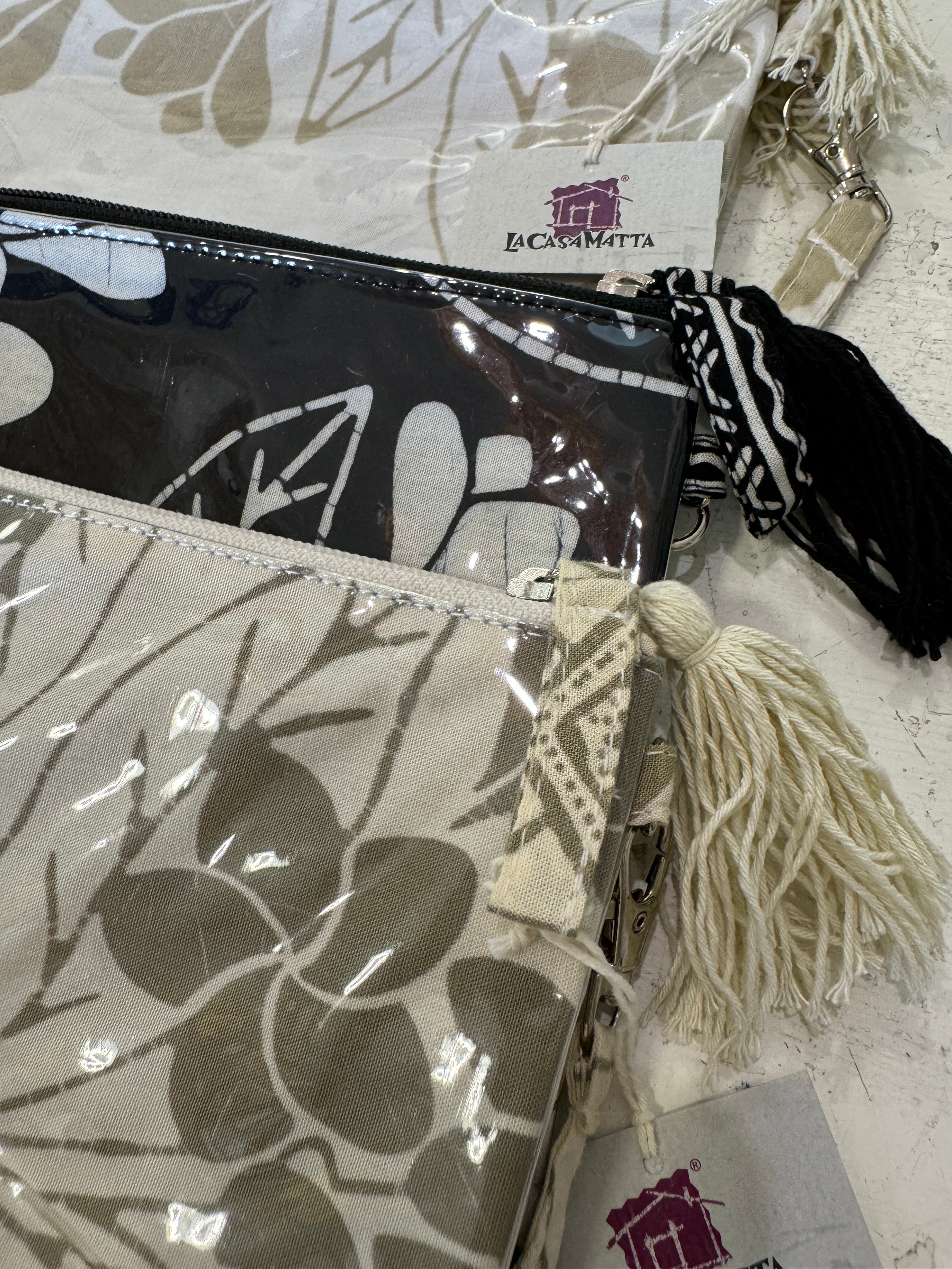 Pochette in batik e pvc con tracollina