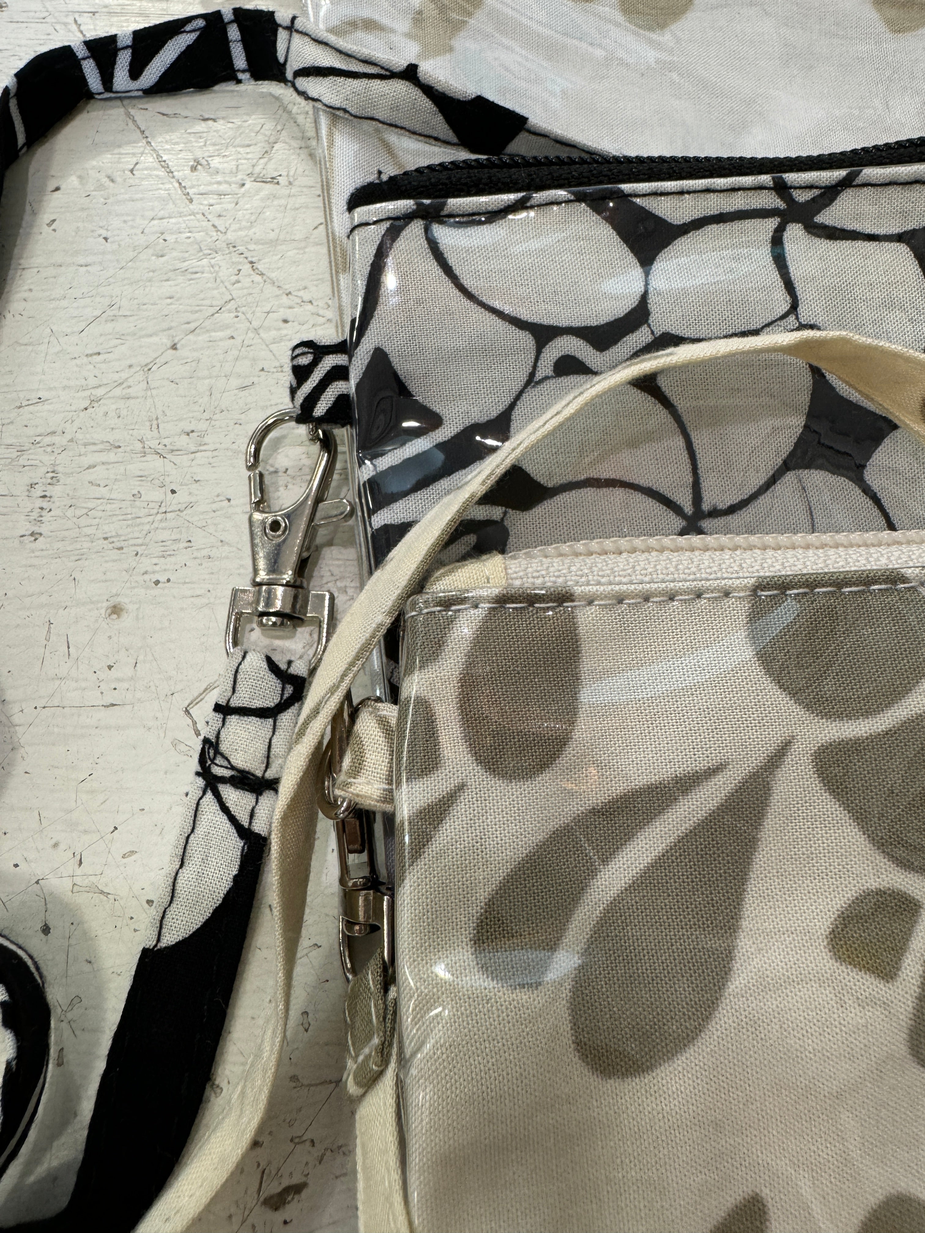 Pochette in batik e pvc con tracollina