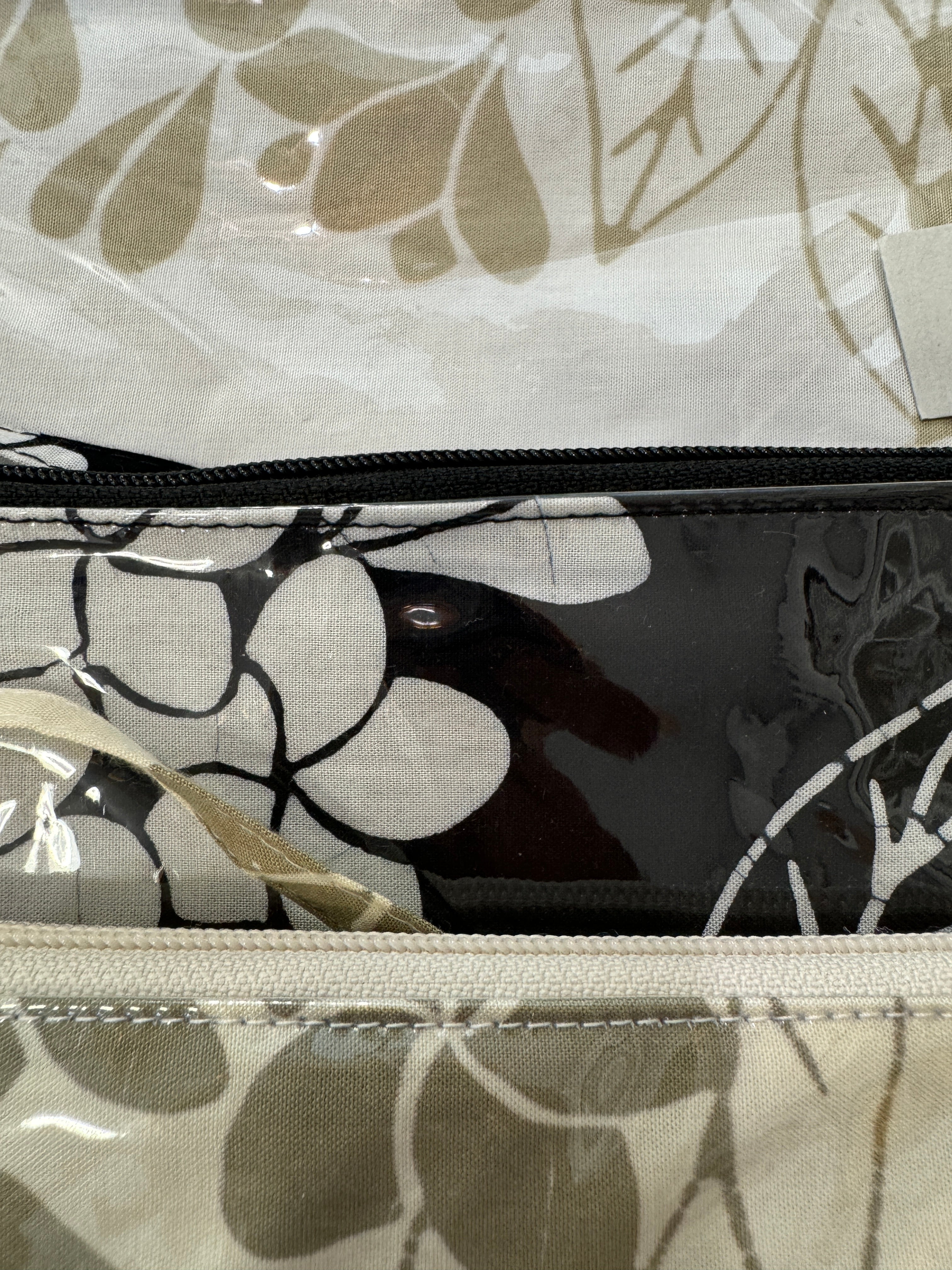 Pochette in batik e pvc con tracollina