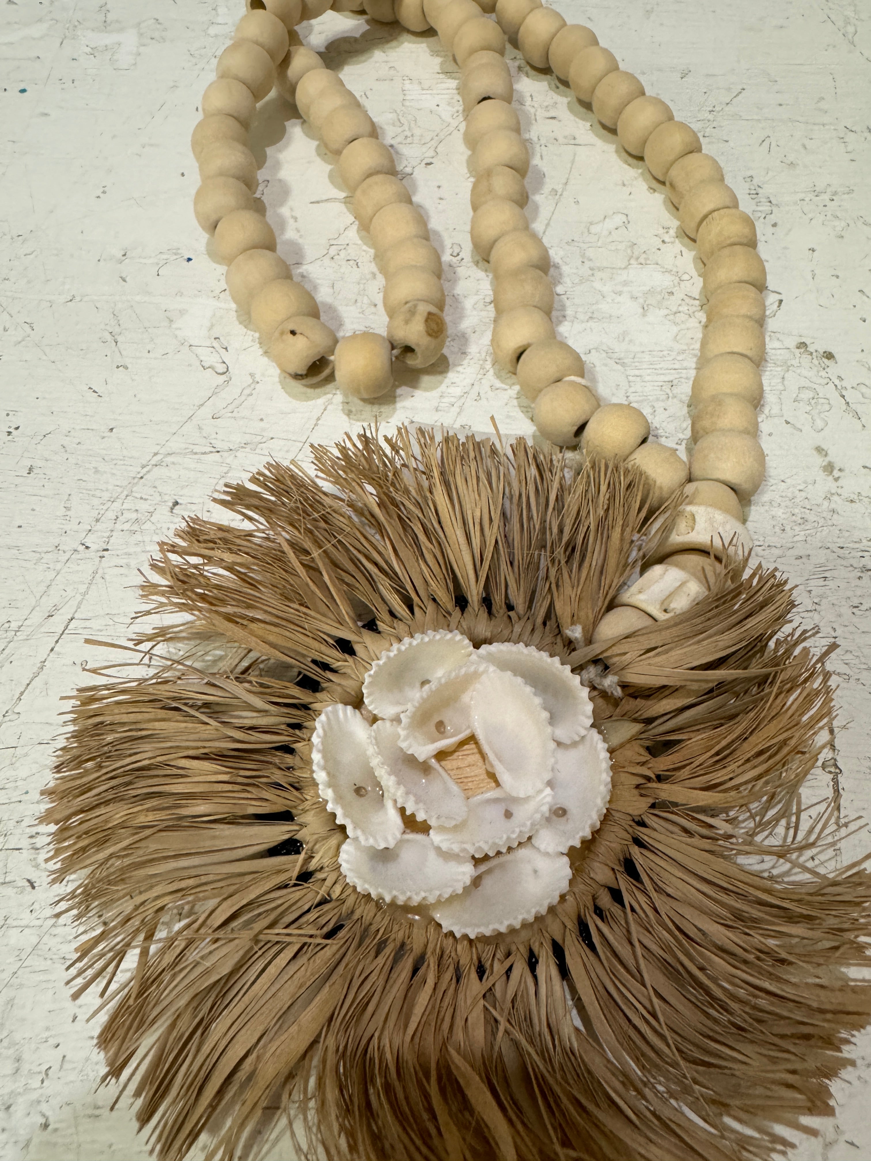 Embrasse palline legno naturali con tondo in rafia e conchiglie
