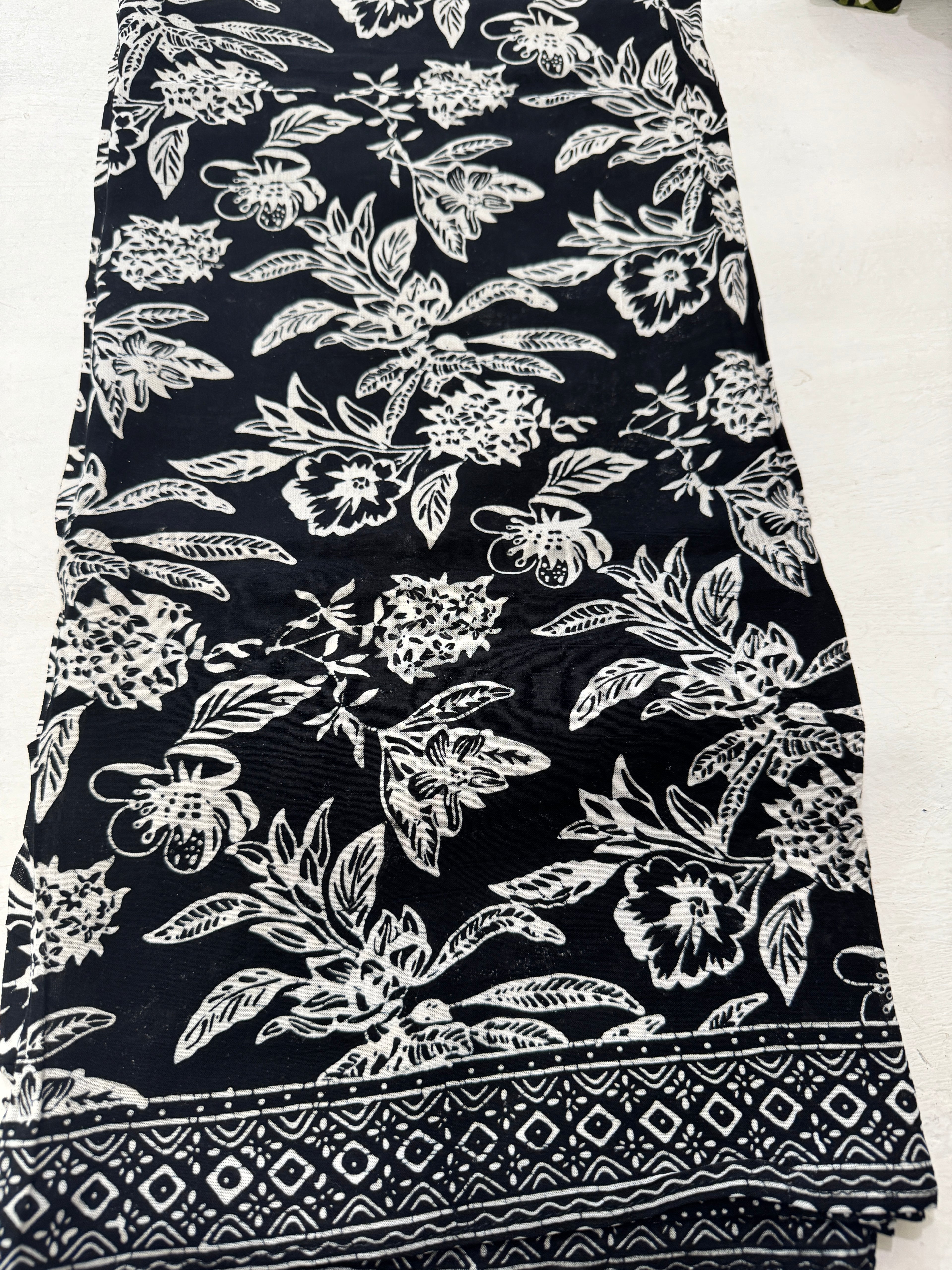 PAREO CHIFFON NERO FIORI E FOGLIE BIANCHI