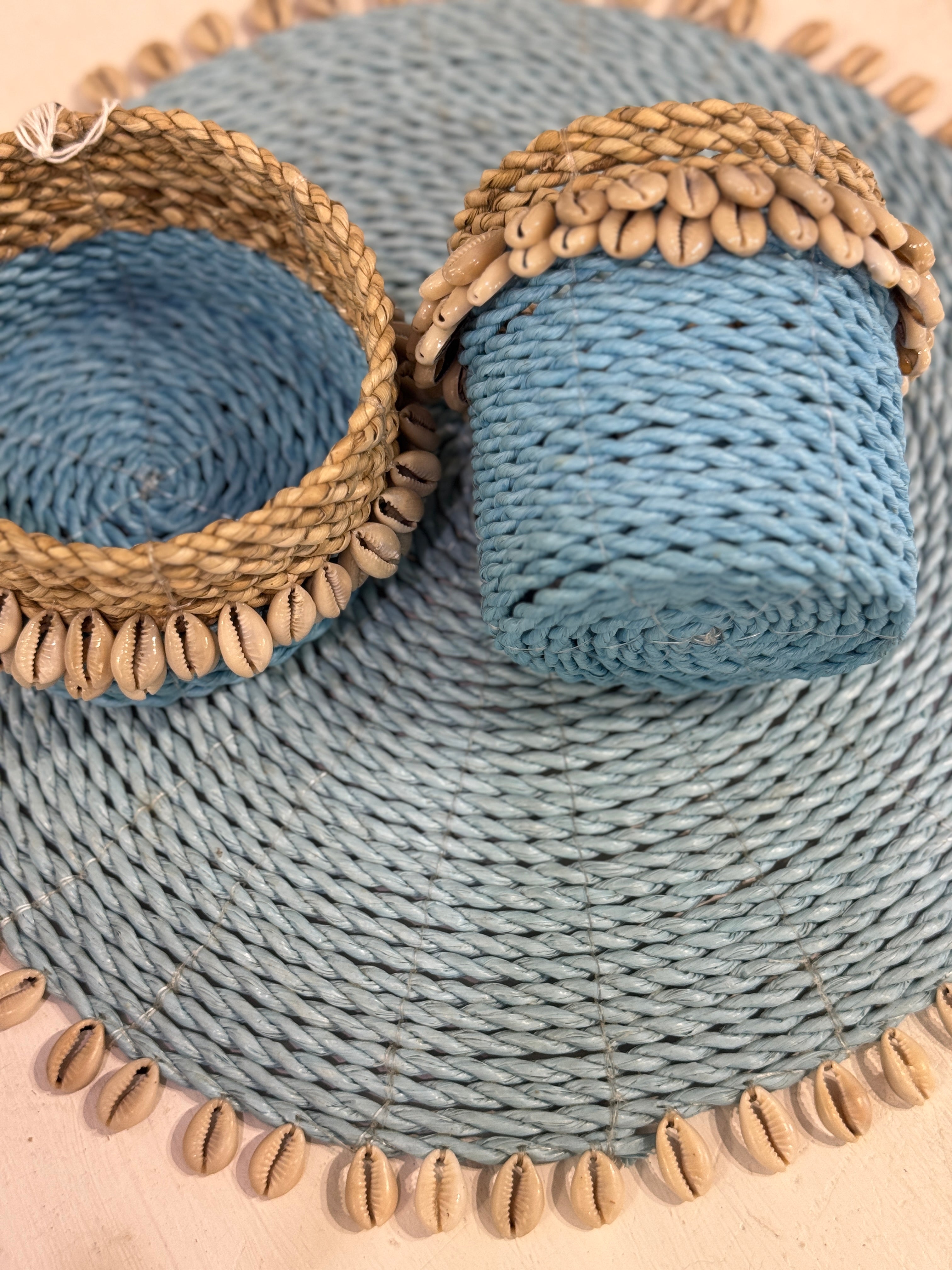 Placemat tondo in giunco con conchiglie