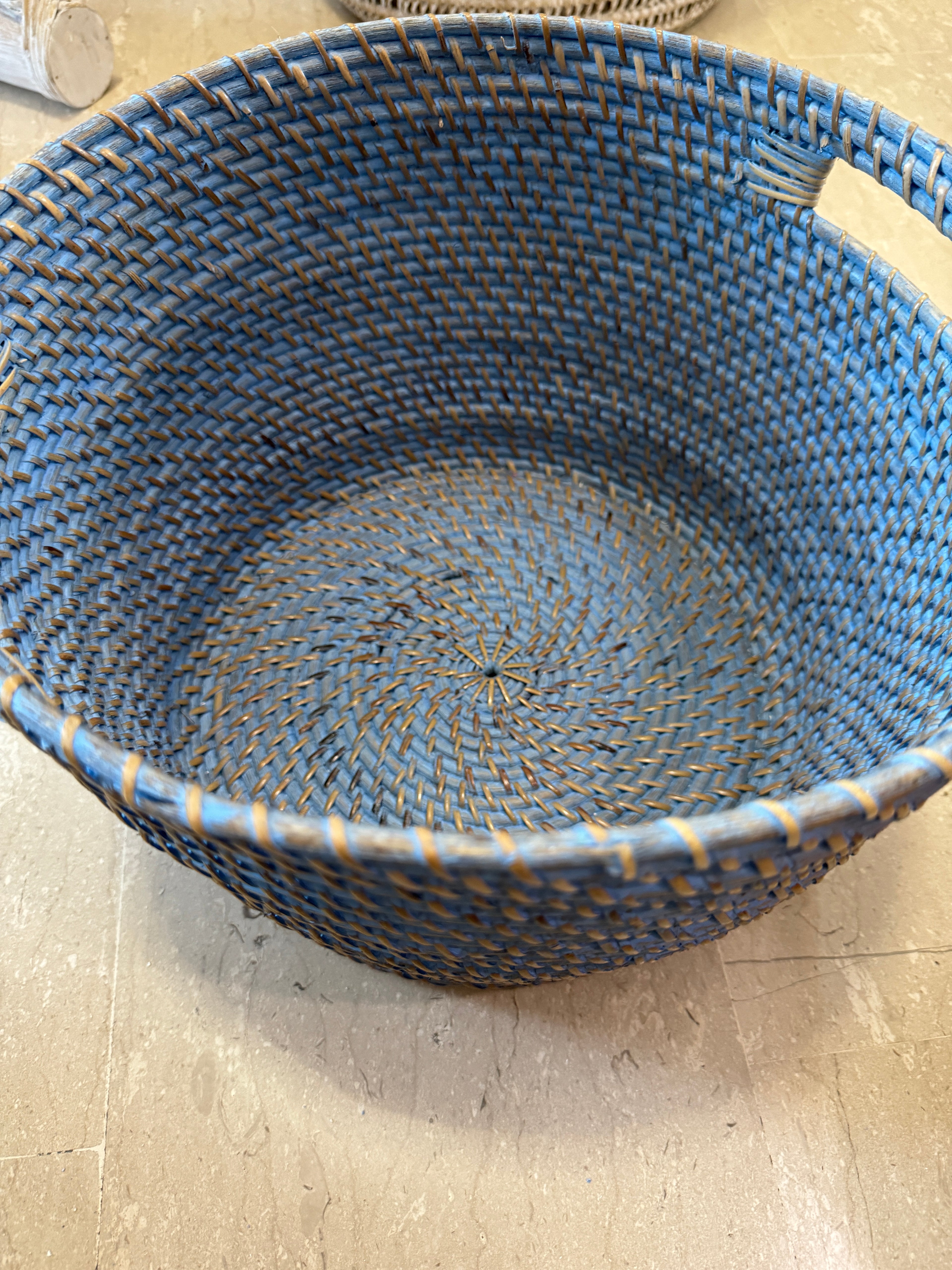 cesta in rattan celeste