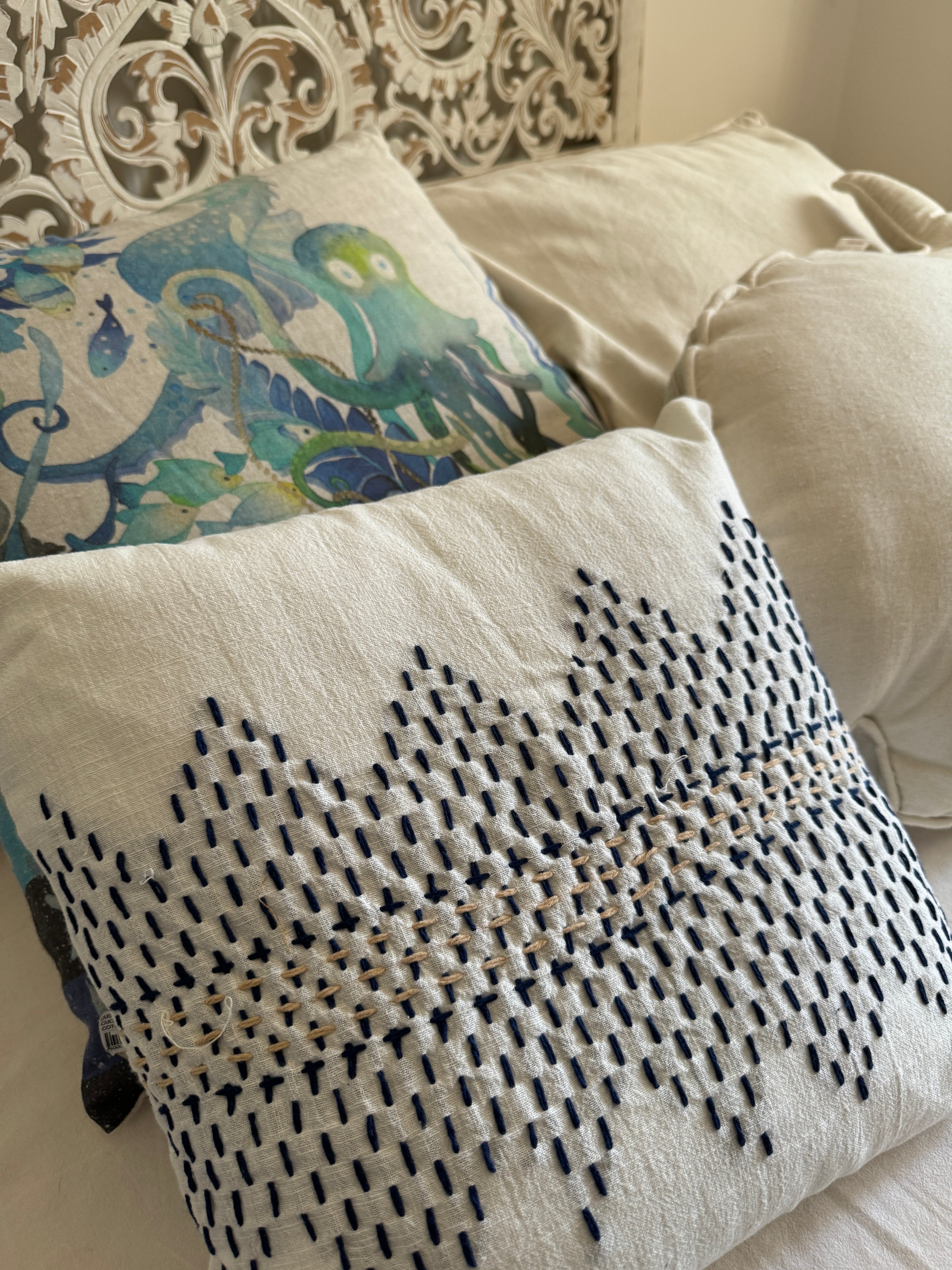 Cuscino bianco 40x40 ricami fili blu