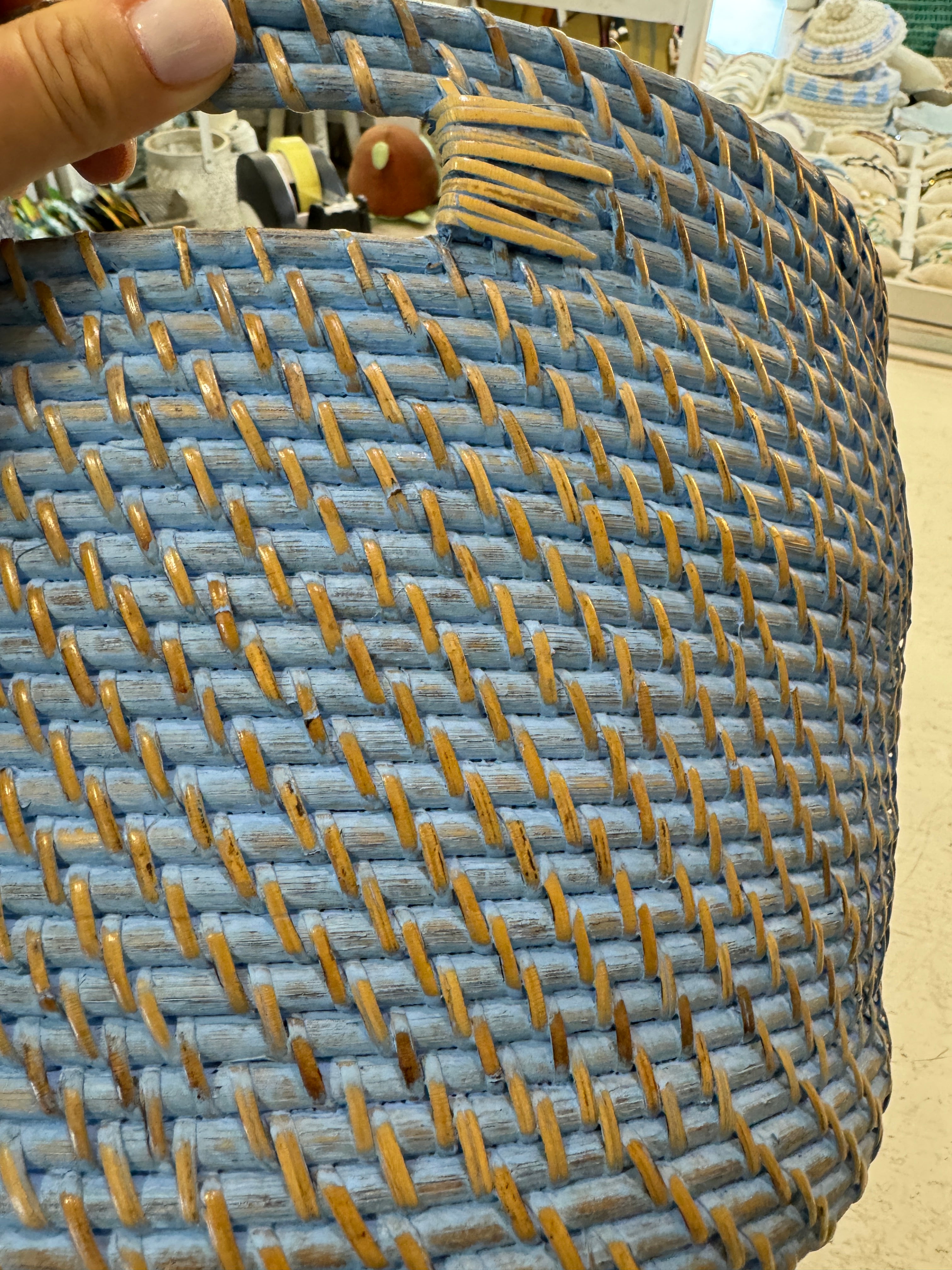 cesta in rattan celeste