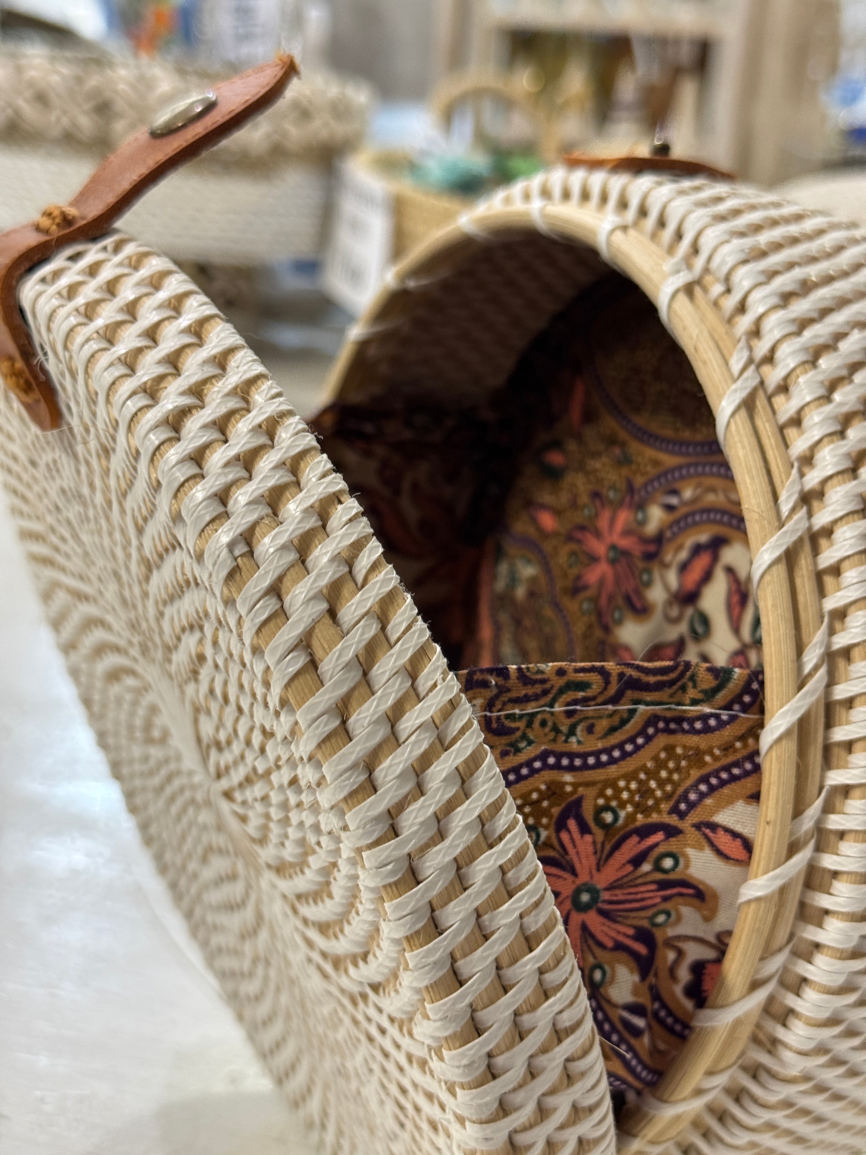 BORSA TONDA BALI in sconto