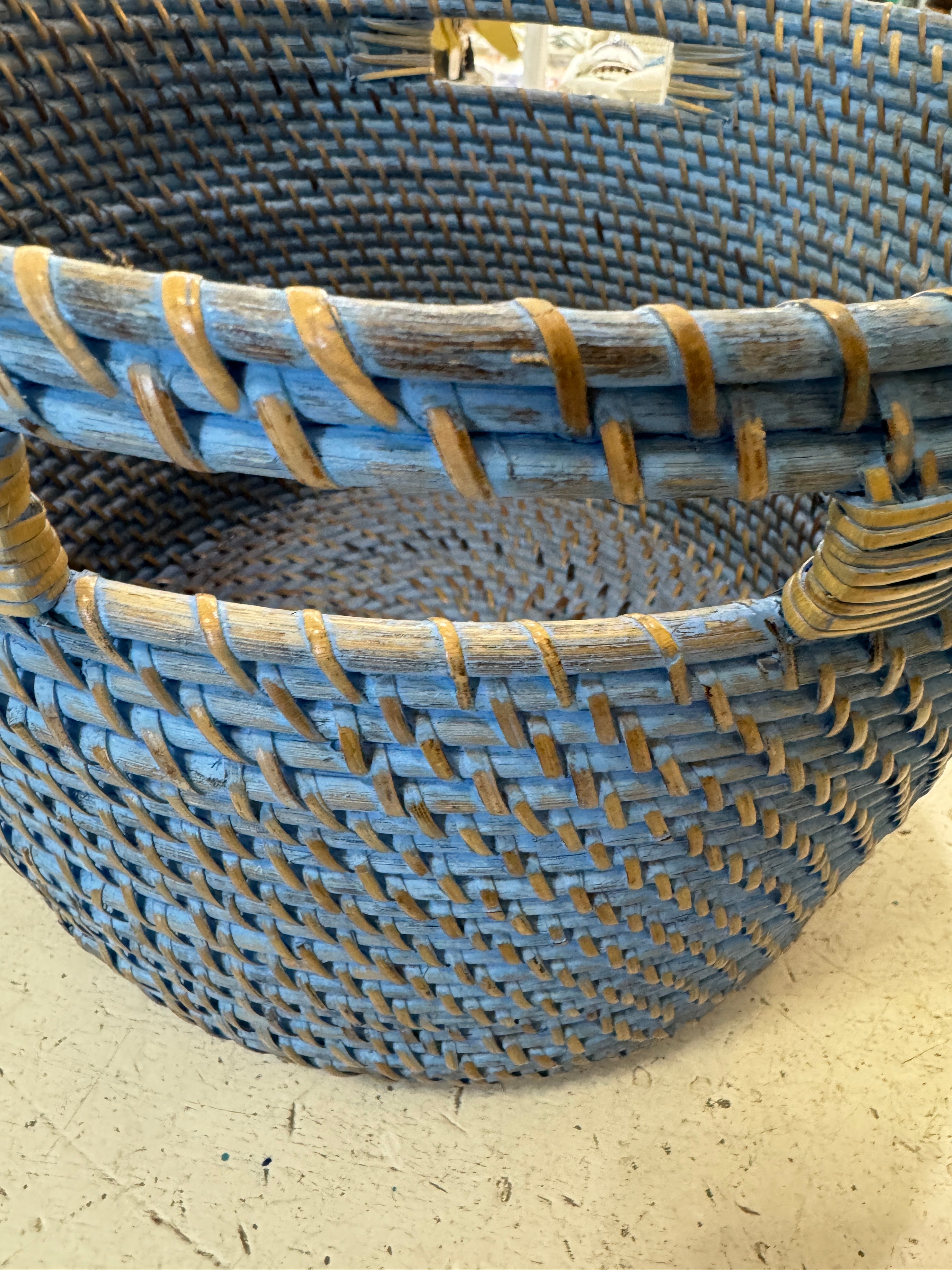 cesta in rattan celeste