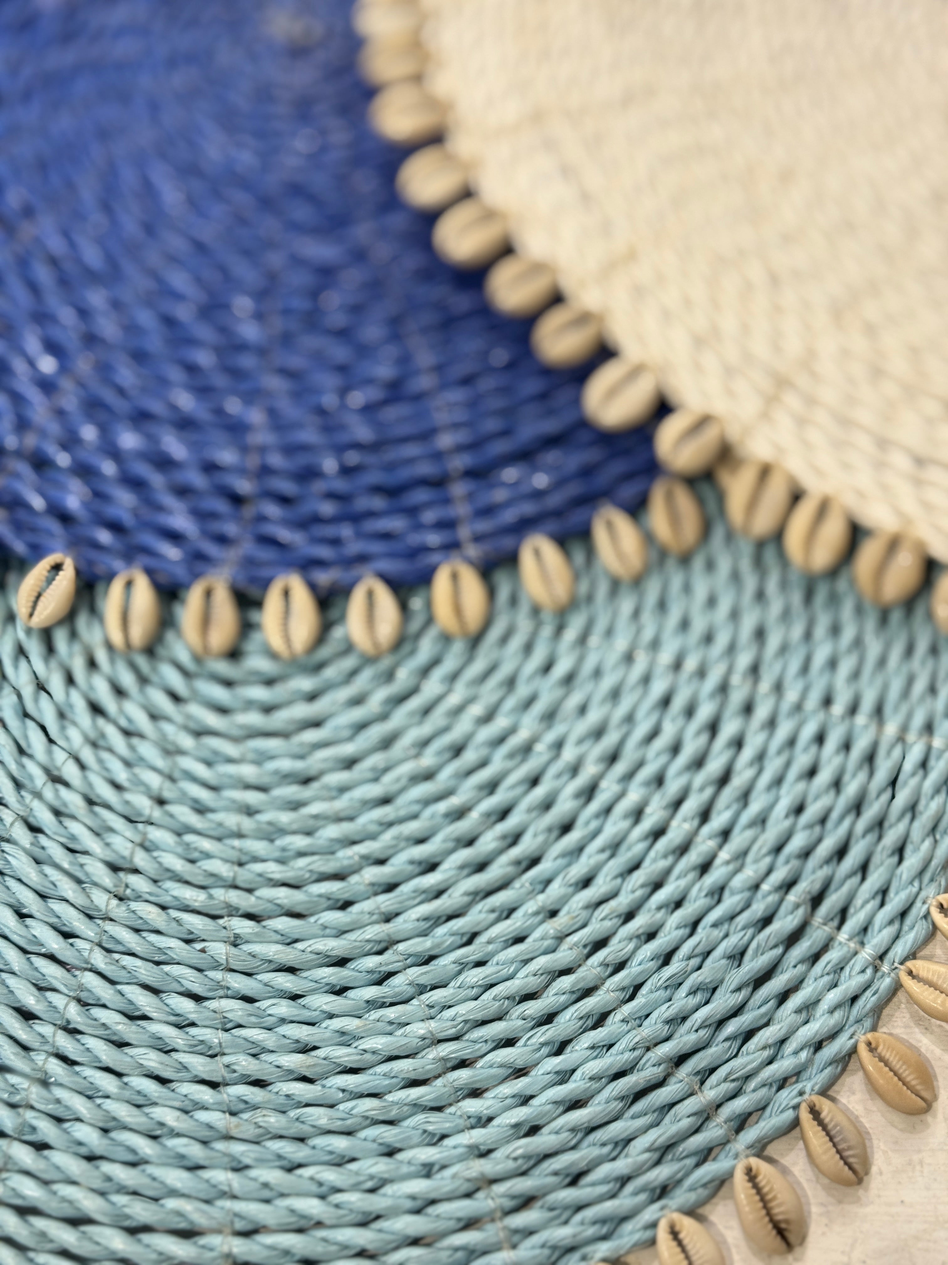 Placemat tondo in giunco con conchiglie