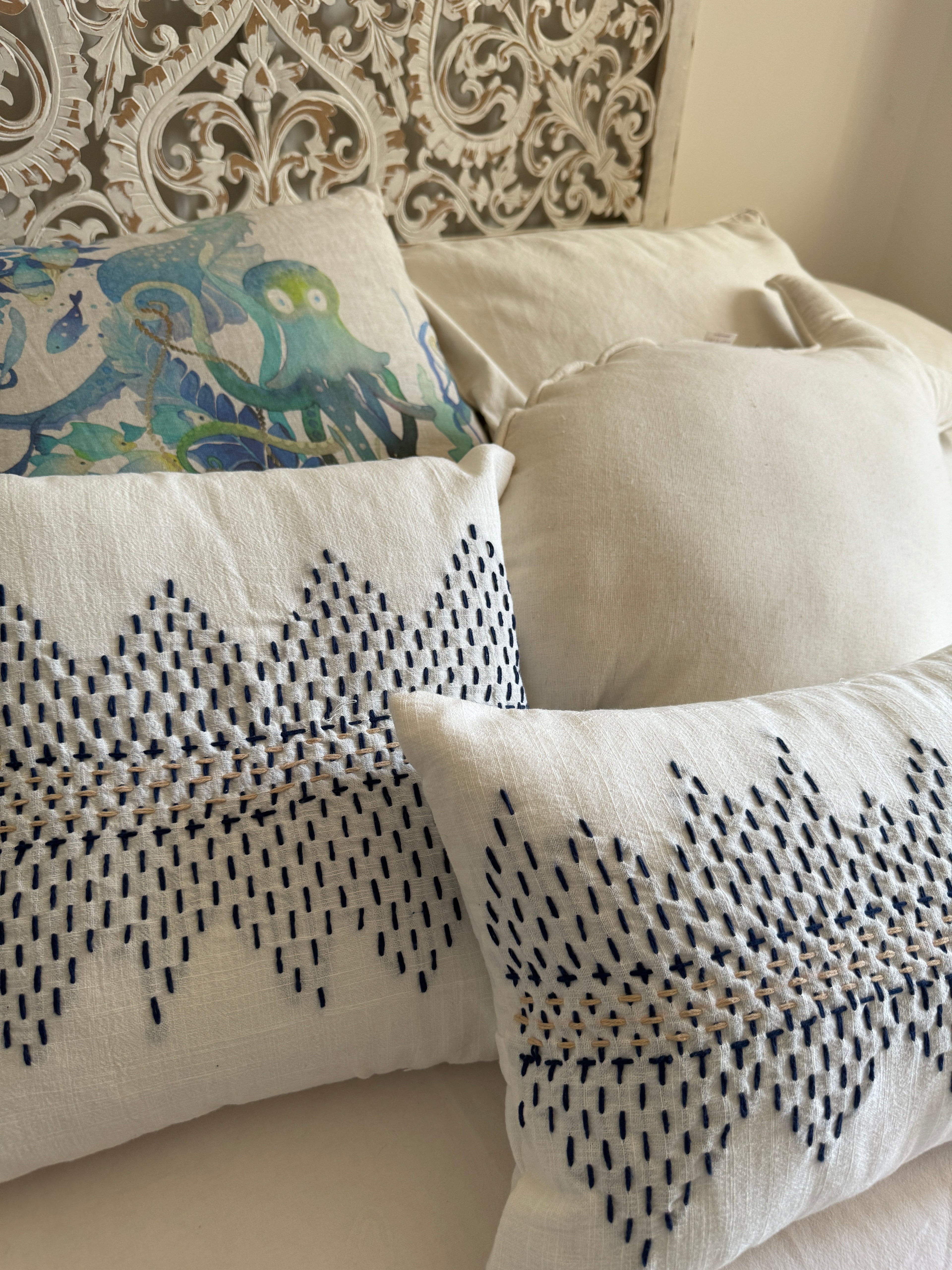 Cuscino bianco 40x40 ricami fili blu