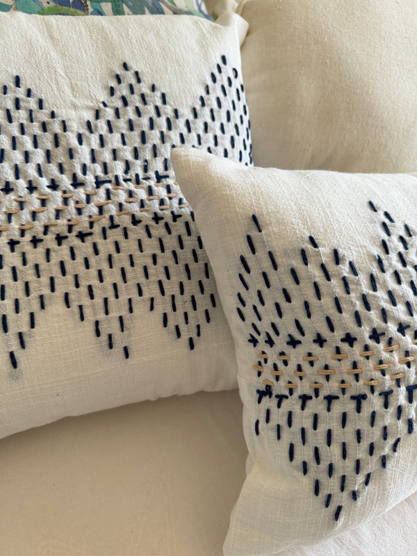 CUSCINO BIANCO RICAMI FILI BLU