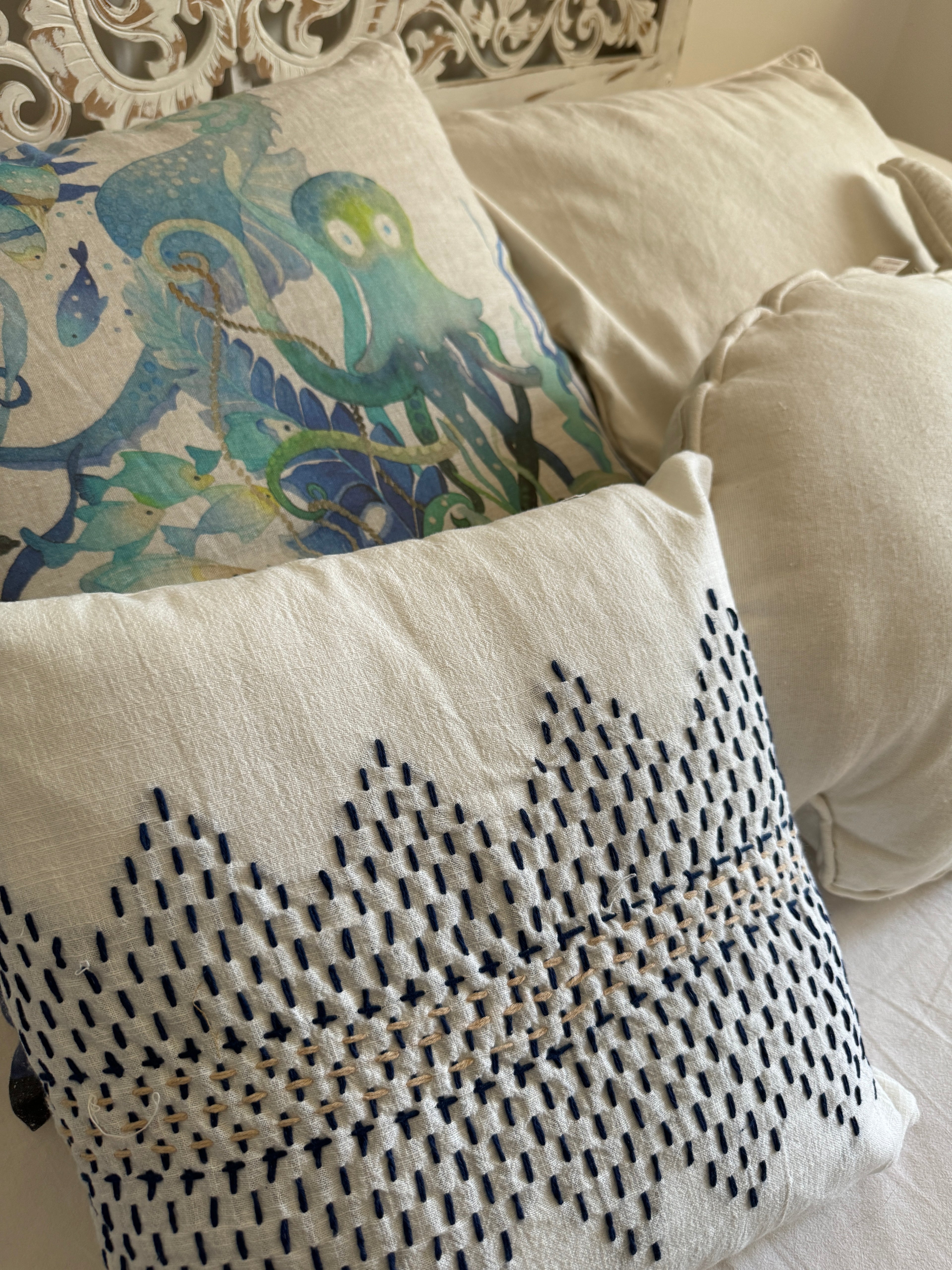 Cuscino bianco 40x40 ricami fili blu