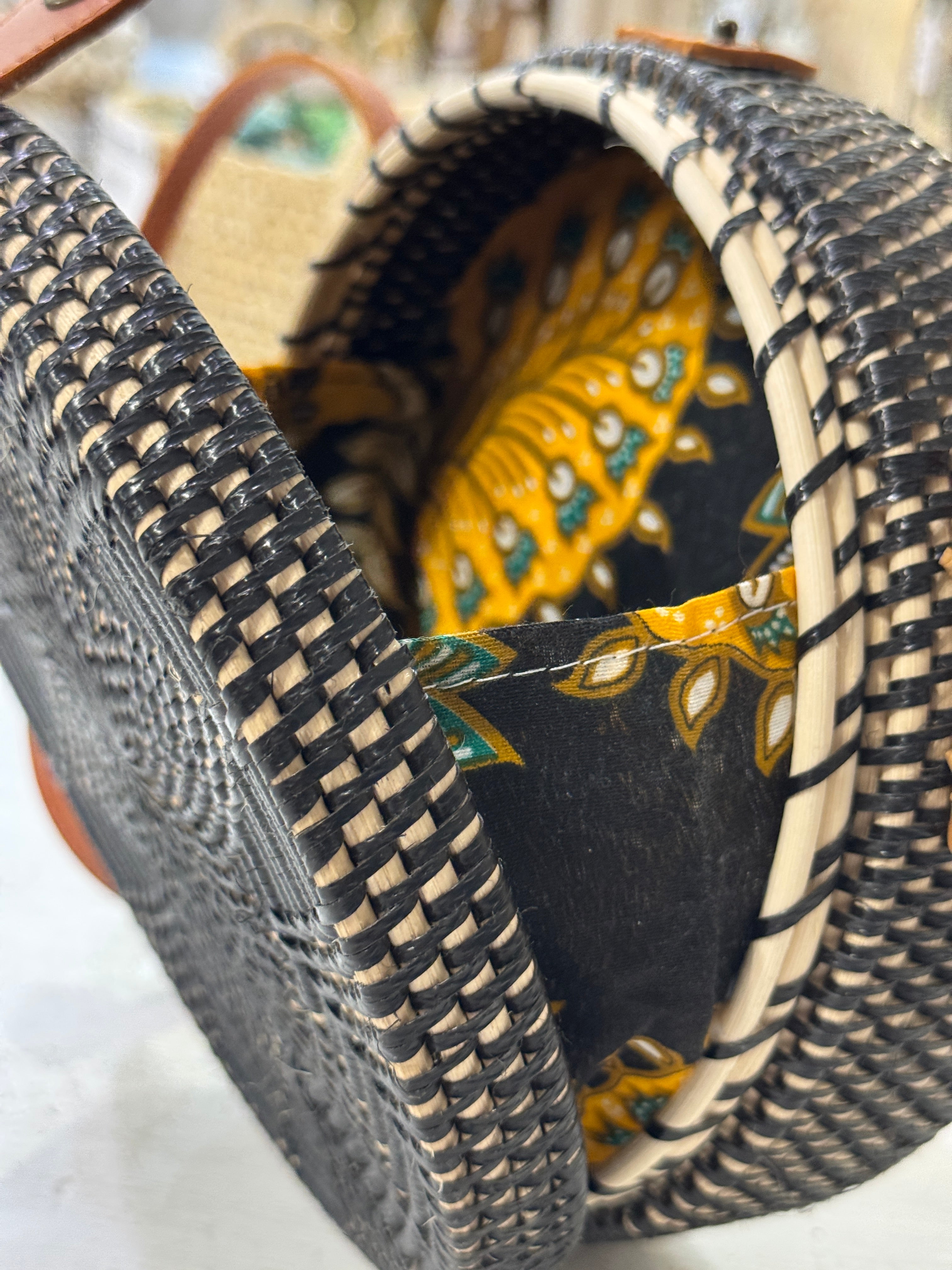 BORSA TONDA BALI in sconto