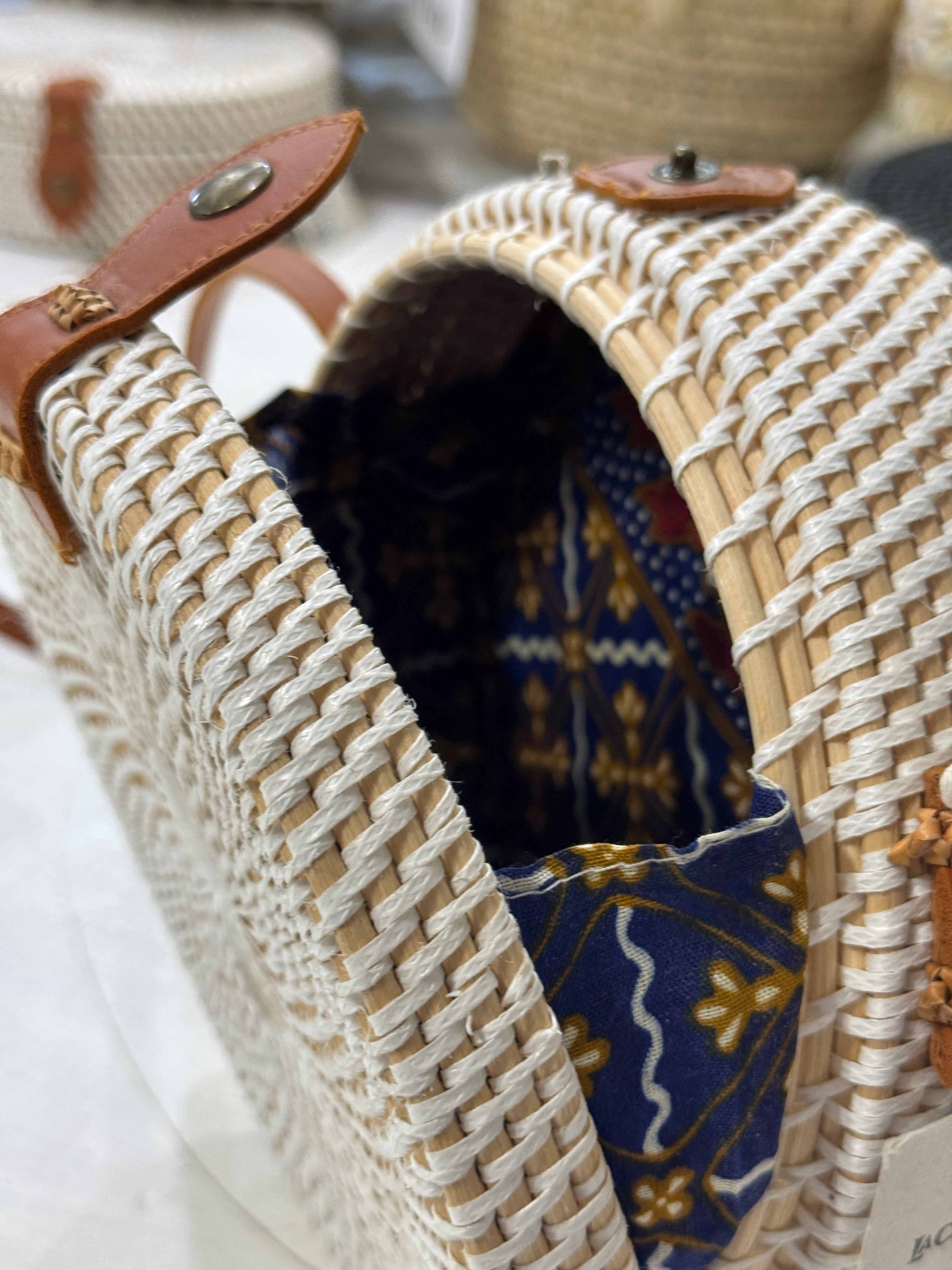 BORSA TONDA BALI in sconto