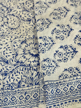 Carica l&#39;immagine nel visualizzatore di Gallery, PAREO CHIFFON BIANCO FIORI GRANDI BLU
