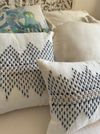 CUSCINO BIANCO RICAMI FILI BLU
