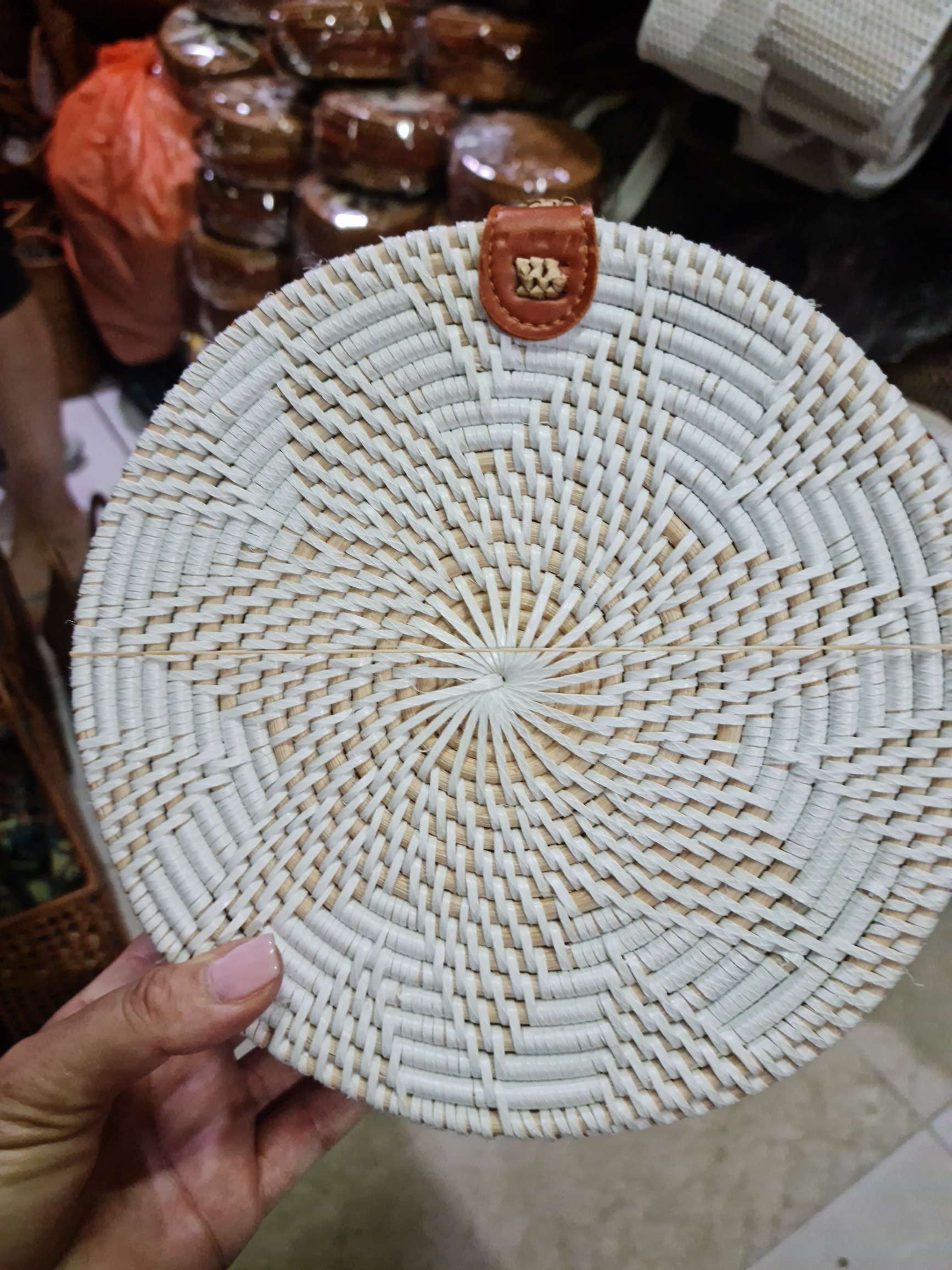 BORSA TONDA BALI in sconto