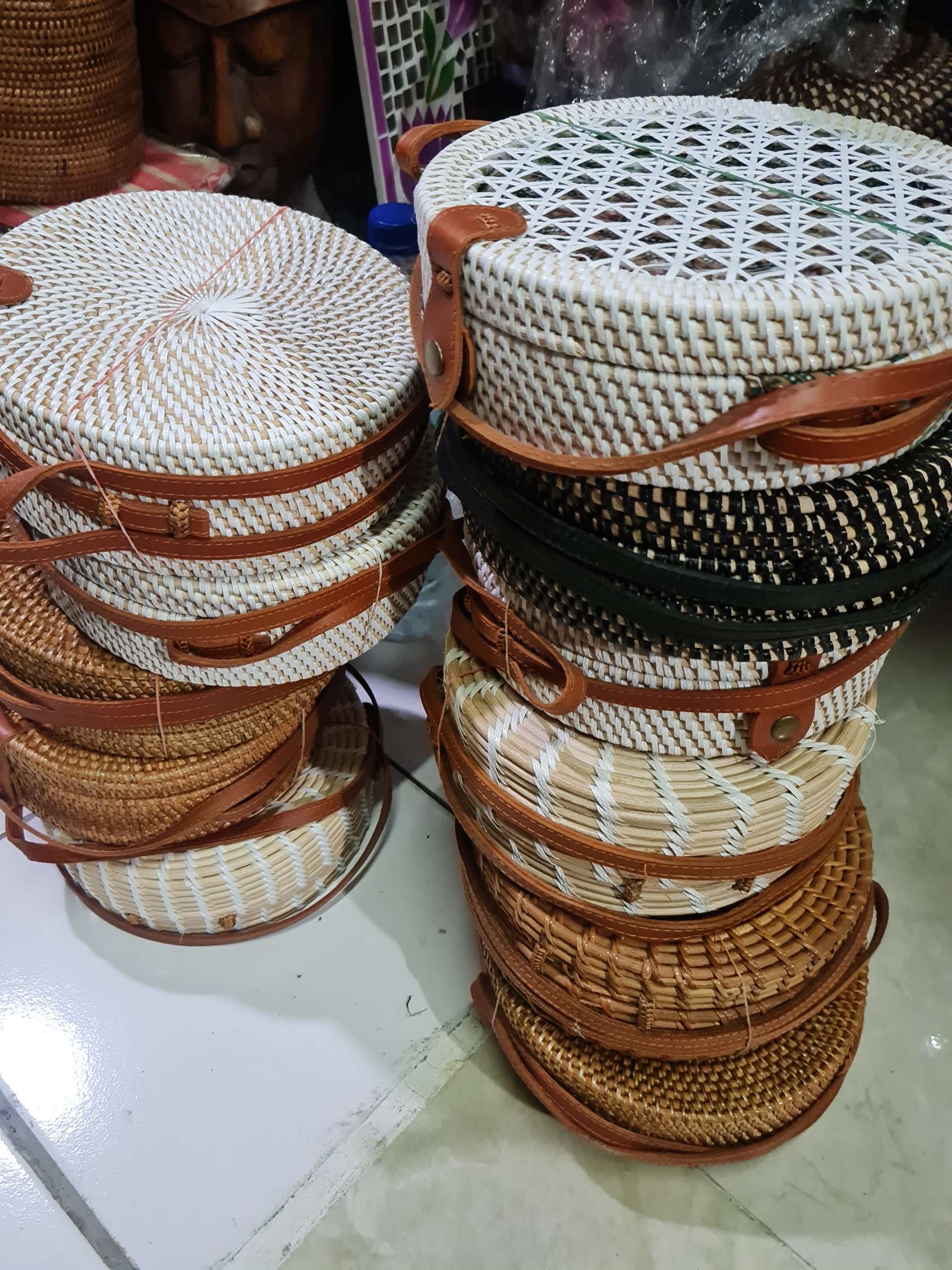 BORSA TONDA BALI in sconto