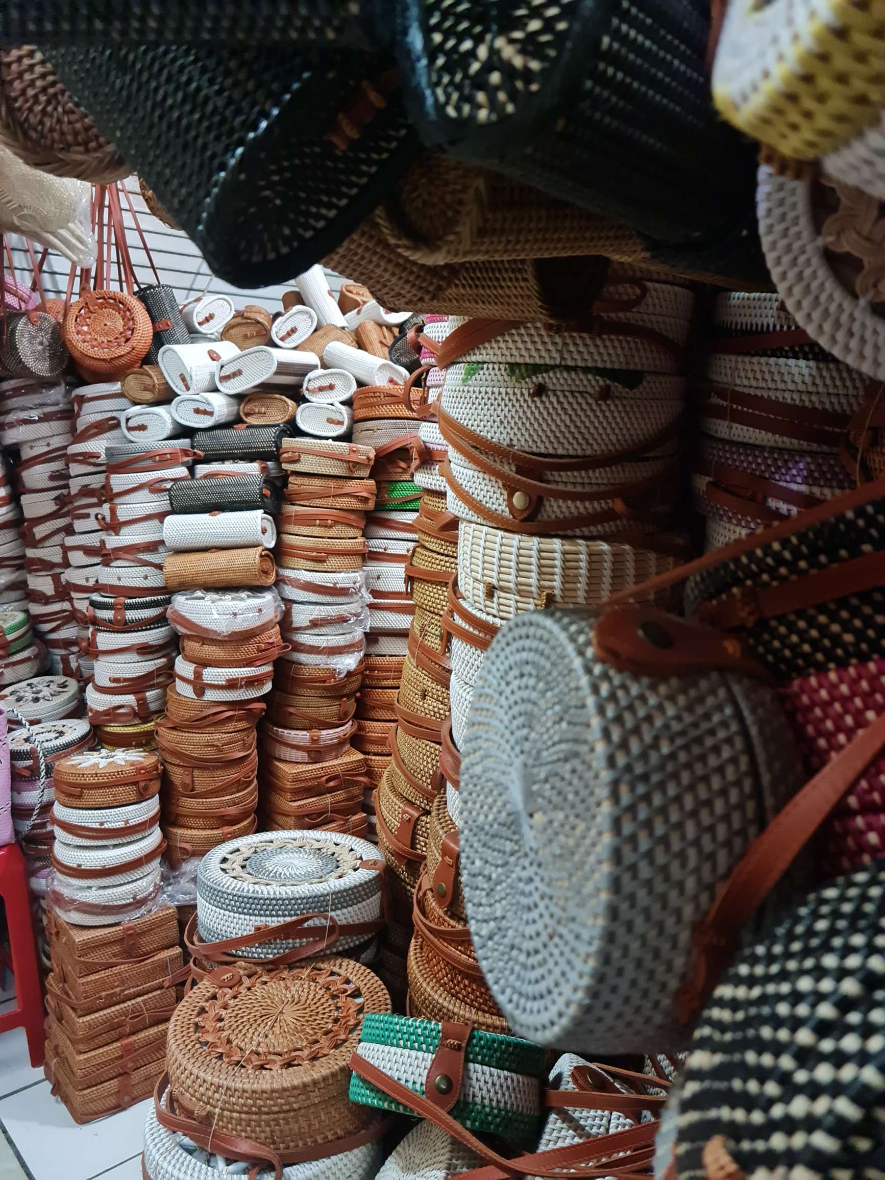 BORSA TONDA BALI in sconto