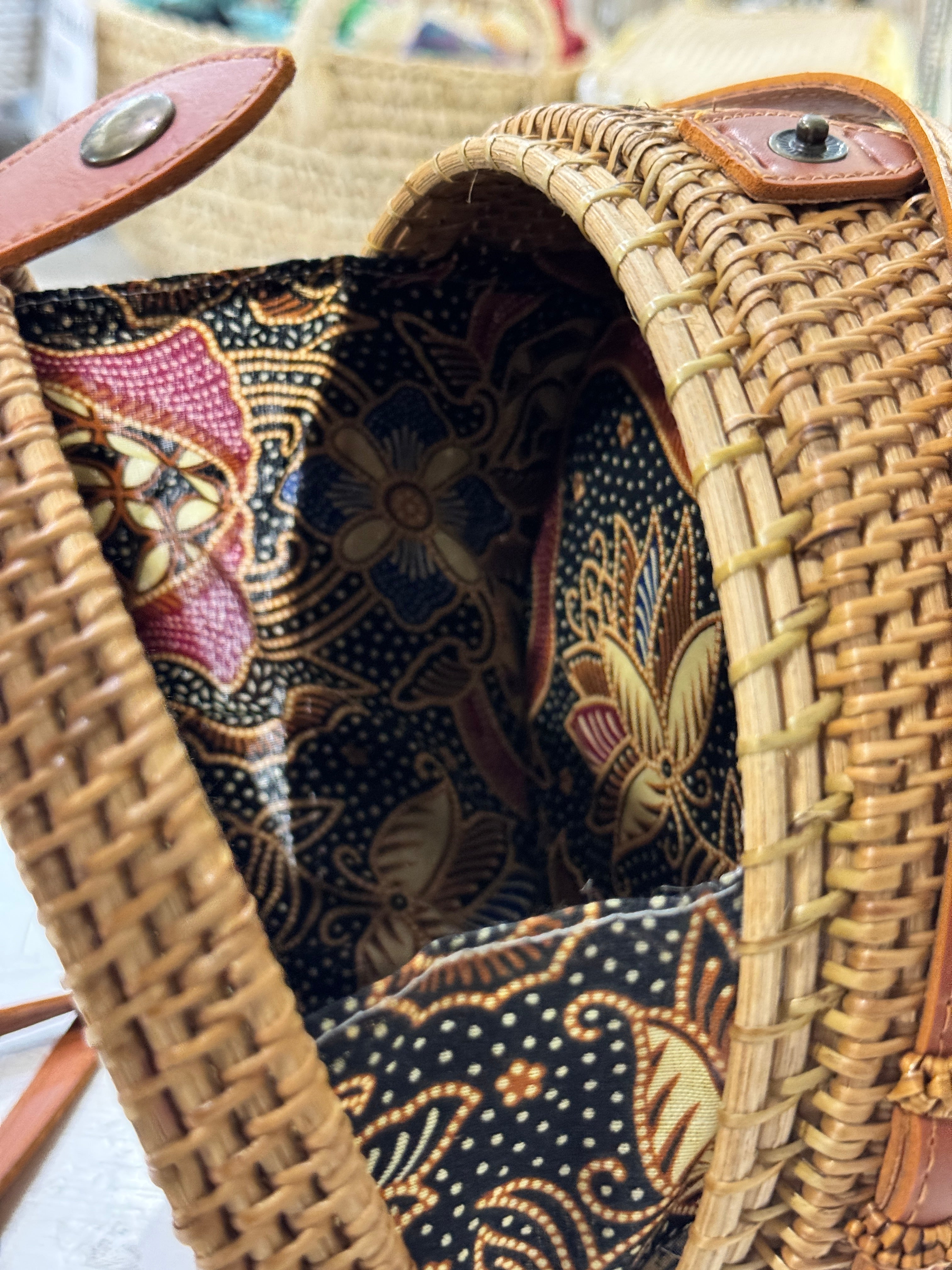 BORSA TONDA BALI in sconto