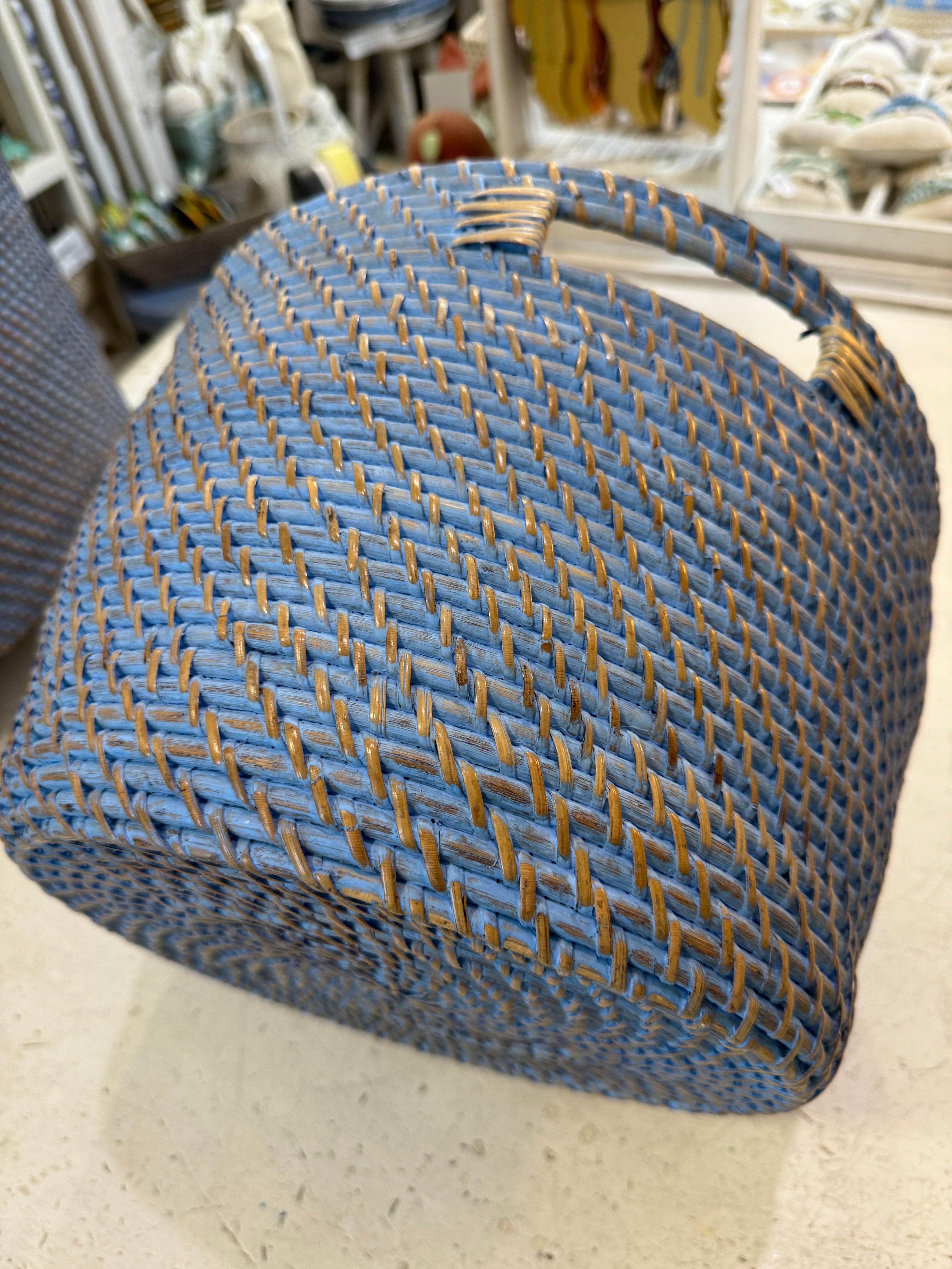 cesta in rattan celeste