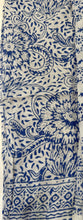Carica l&#39;immagine nel visualizzatore di Gallery, PAREO CHIFFON BIANCO FIORI GRANDI BLU

