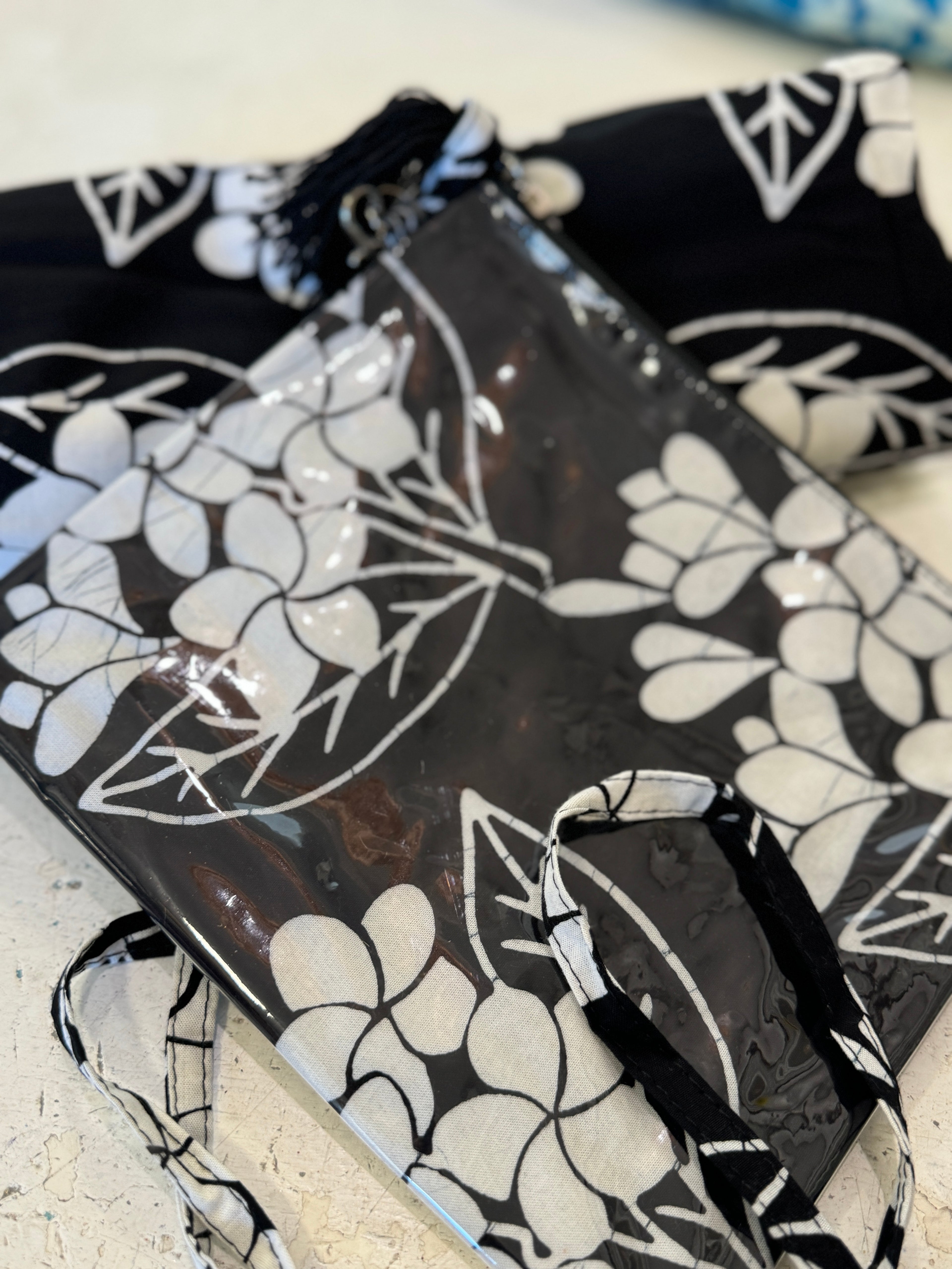 Pochette in batik e pvc con tracollina