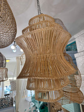 Carica l&#39;immagine nel visualizzatore di Gallery, LAMPADARIO 5 STRATI RATTAN
