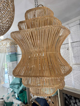 Carica l&#39;immagine nel visualizzatore di Gallery, LAMPADARIO 5 STRATI RATTAN
