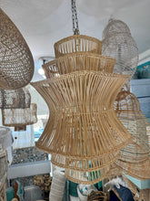 Carica l&#39;immagine nel visualizzatore di Gallery, LAMPADARIO 5 STRATI RATTAN
