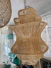 Carica l&#39;immagine nel visualizzatore di Gallery, LAMPADARIO 5 STRATI RATTAN
