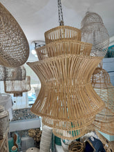Carica l&#39;immagine nel visualizzatore di Gallery, LAMPADARIO 5 STRATI RATTAN
