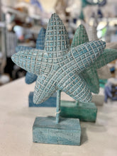 Carica l&#39;immagine nel visualizzatore di Gallery, STELLA MARINA GRANDE  SU BASE LEGNO QUADRETTATA
