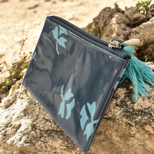 Carica l&#39;immagine nel visualizzatore di Gallery, POCHETTE PVC E BATIK PICCOLA
