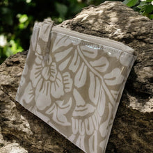 Carica l&#39;immagine nel visualizzatore di Gallery, POCHETTE PVC E BATIK PICCOLA
