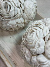 Carica l&#39;immagine nel visualizzatore di Gallery, SFERE DI CONCHIGLIE
