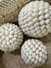 Carica l&#39;immagine nel visualizzatore di Gallery, SFERE DI CONCHIGLIE
