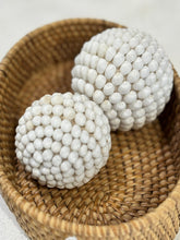 Carica l&#39;immagine nel visualizzatore di Gallery, SFERE DI CONCHIGLIE

