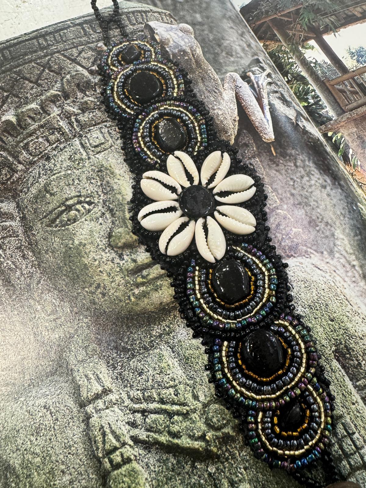 BRACCIALE FASCIA PERLINE E CONCHIGLIE