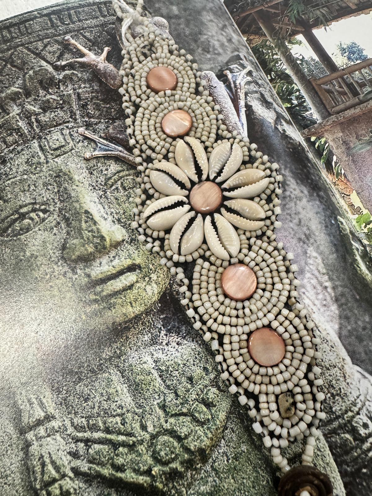 BRACCIALE FASCIA PERLINE E CONCHIGLIE