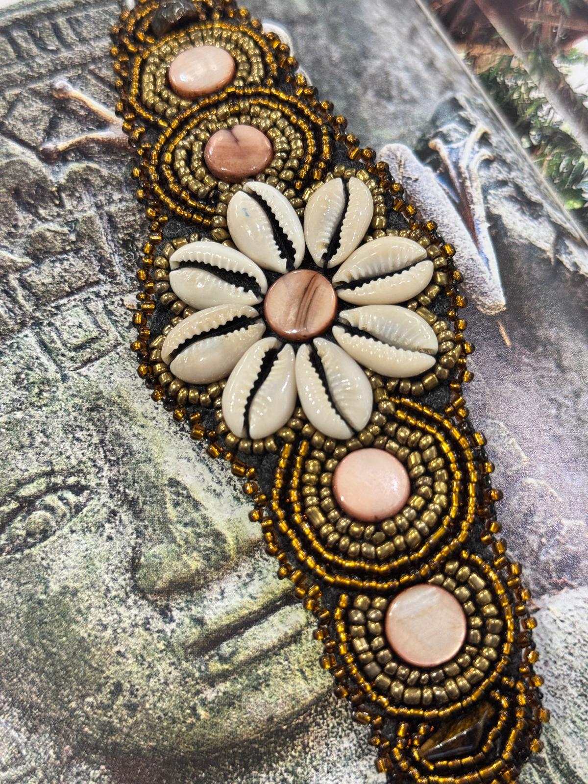 BRACCIALE FASCIA PERLINE E CONCHIGLIE