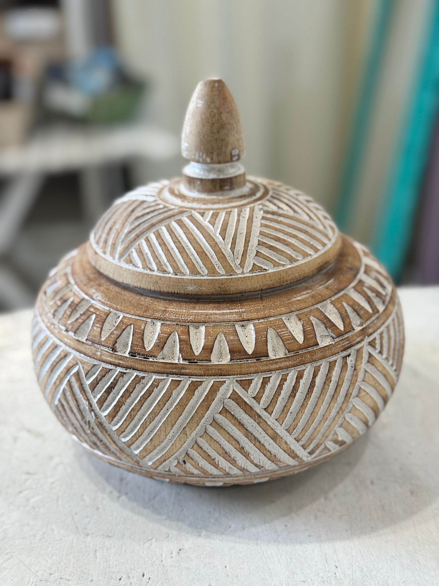 VASO CON COPERCHIO LEGNO INTAGLIATO