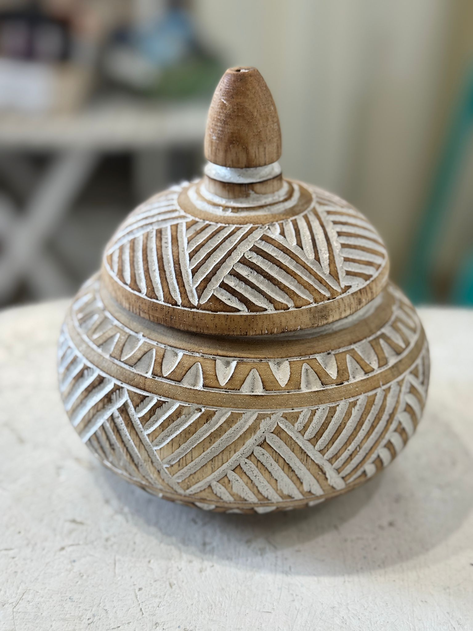 VASO CON COPERCHIO LEGNO INTAGLIATO