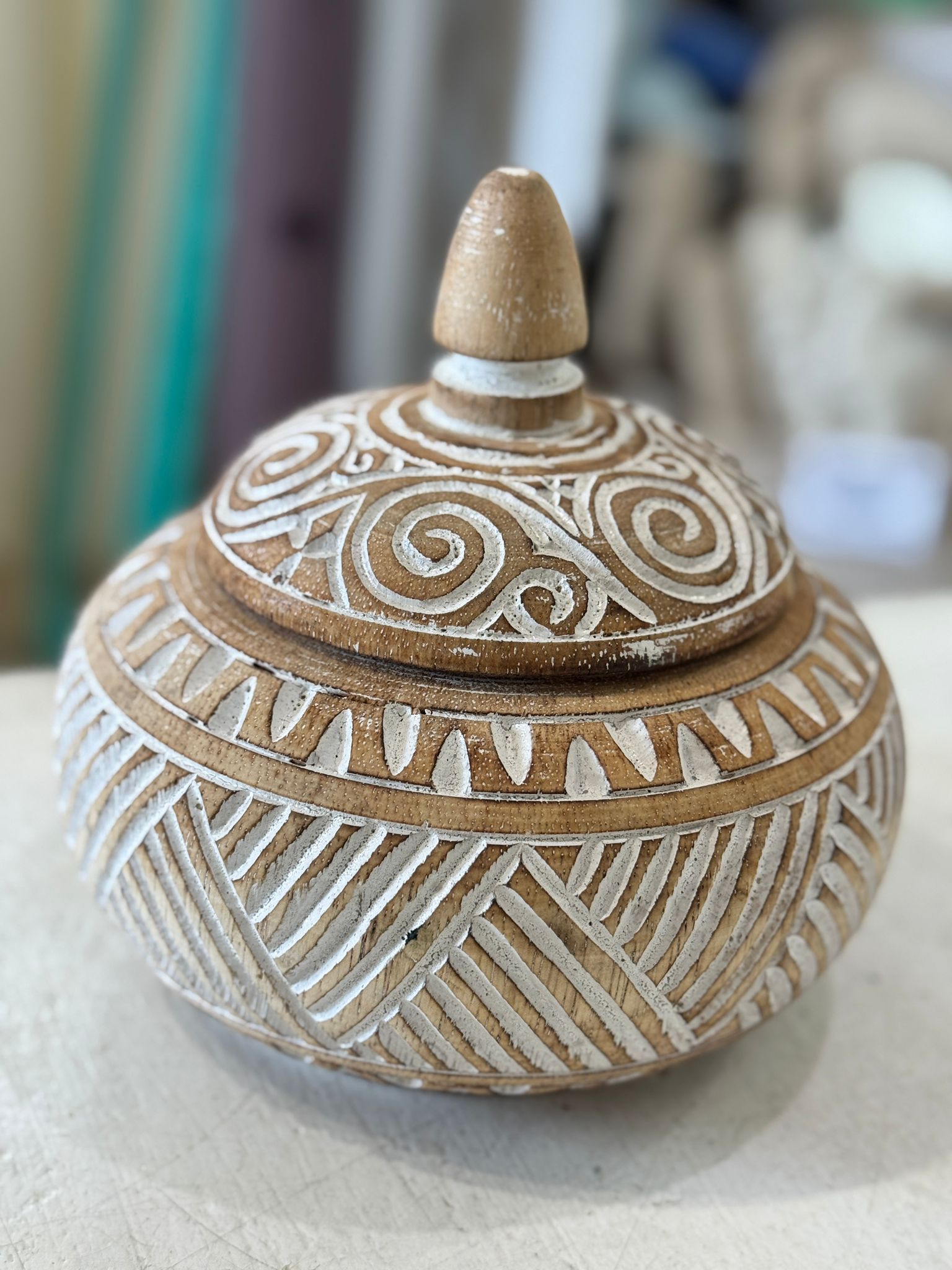 VASO CON COPERCHIO LEGNO INTAGLIATO