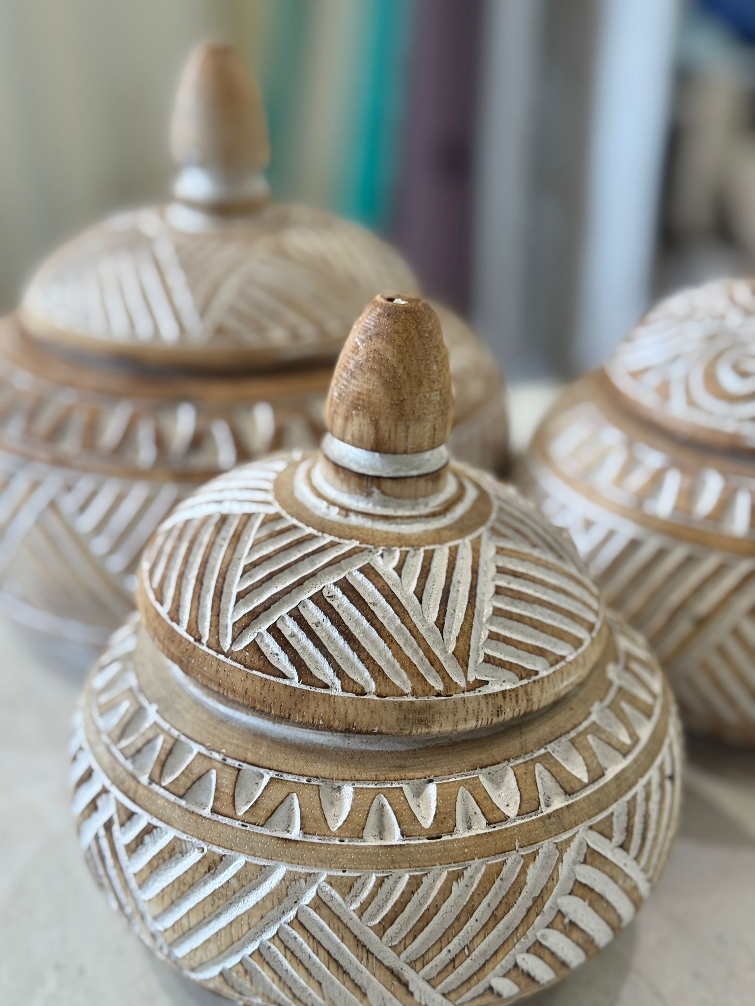 VASO CON COPERCHIO LEGNO INTAGLIATO