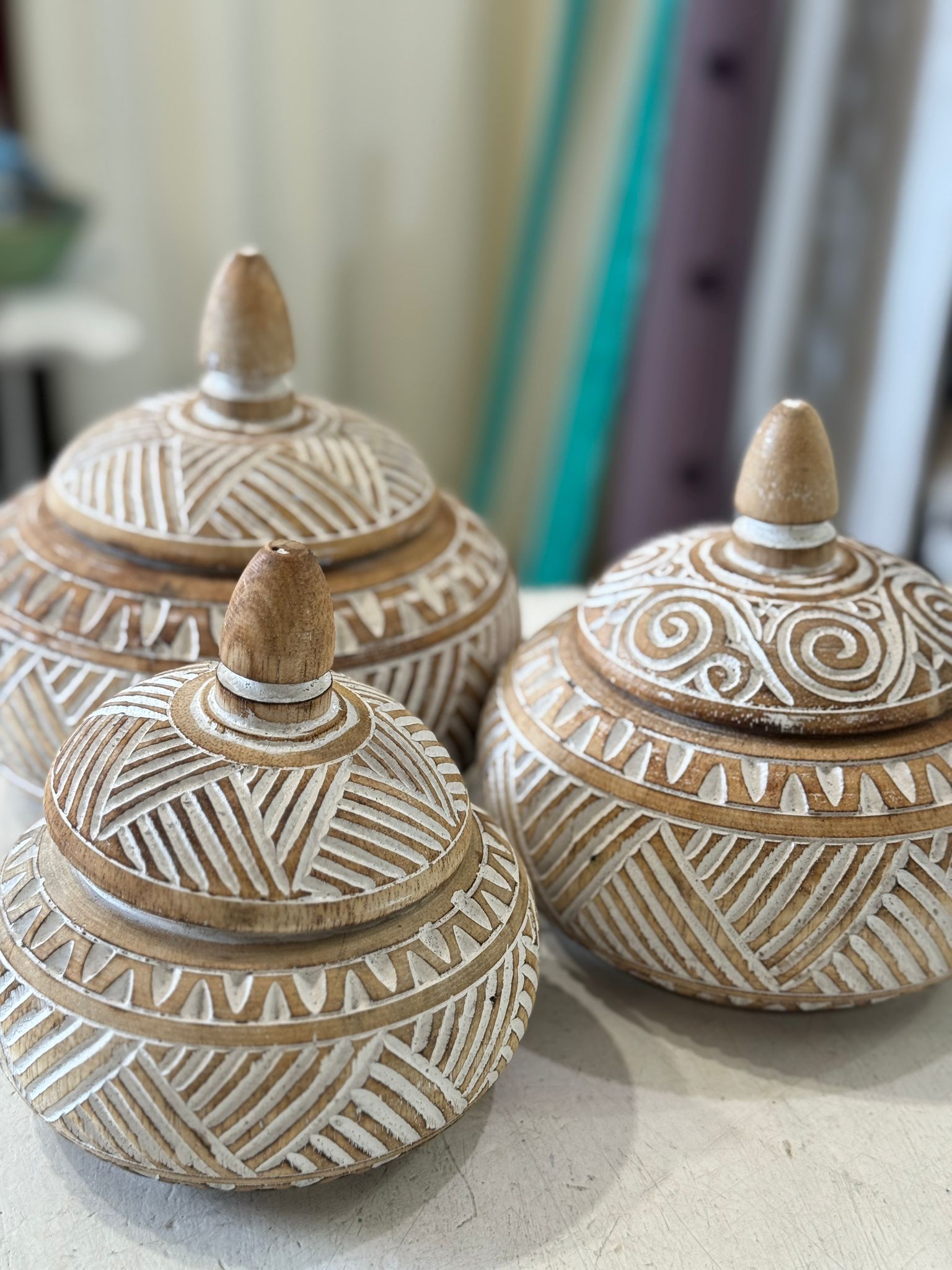 VASO CON COPERCHIO LEGNO INTAGLIATO