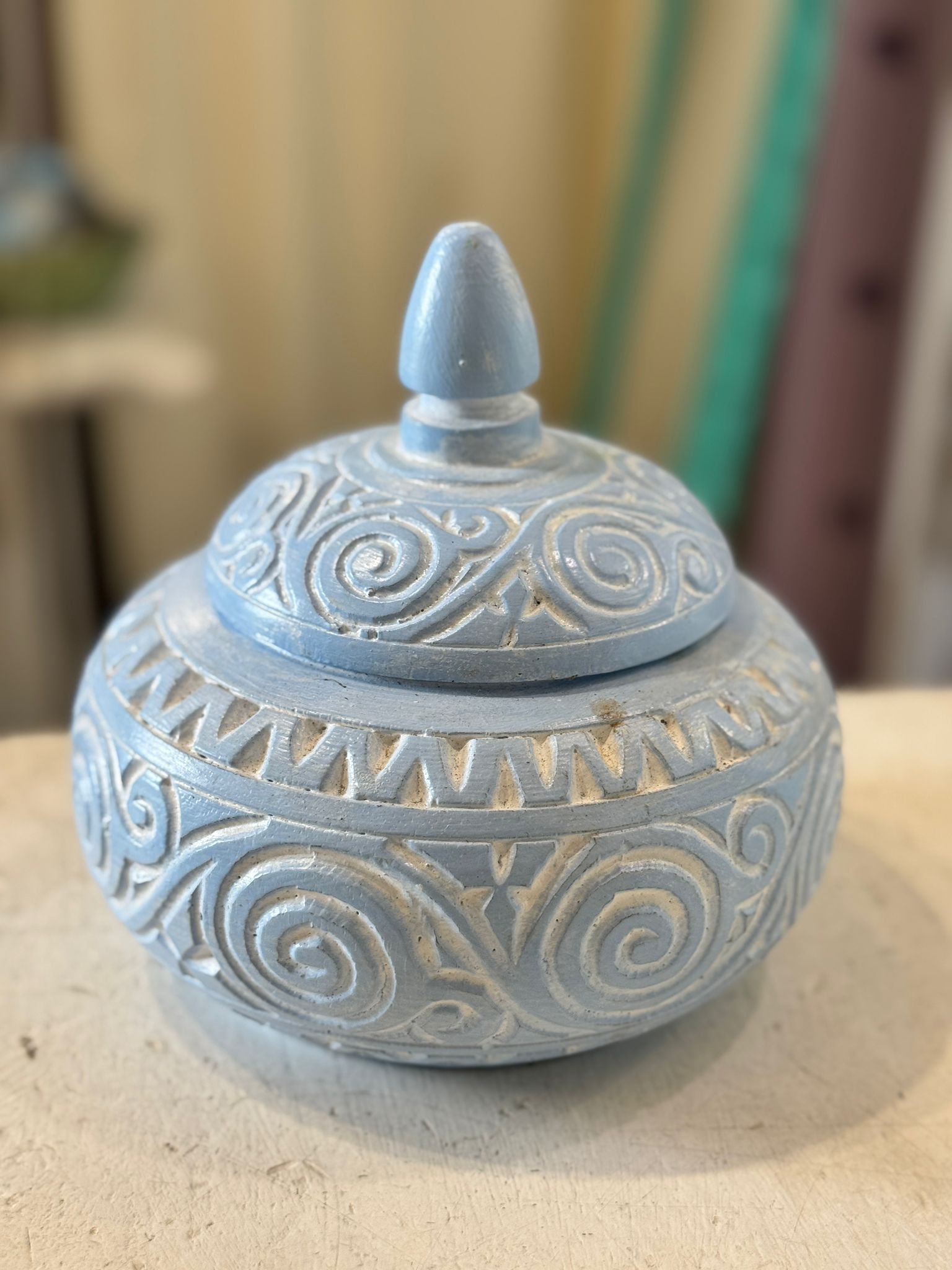 VASO CON COPERCHIO LEGNO INTAGLIATO